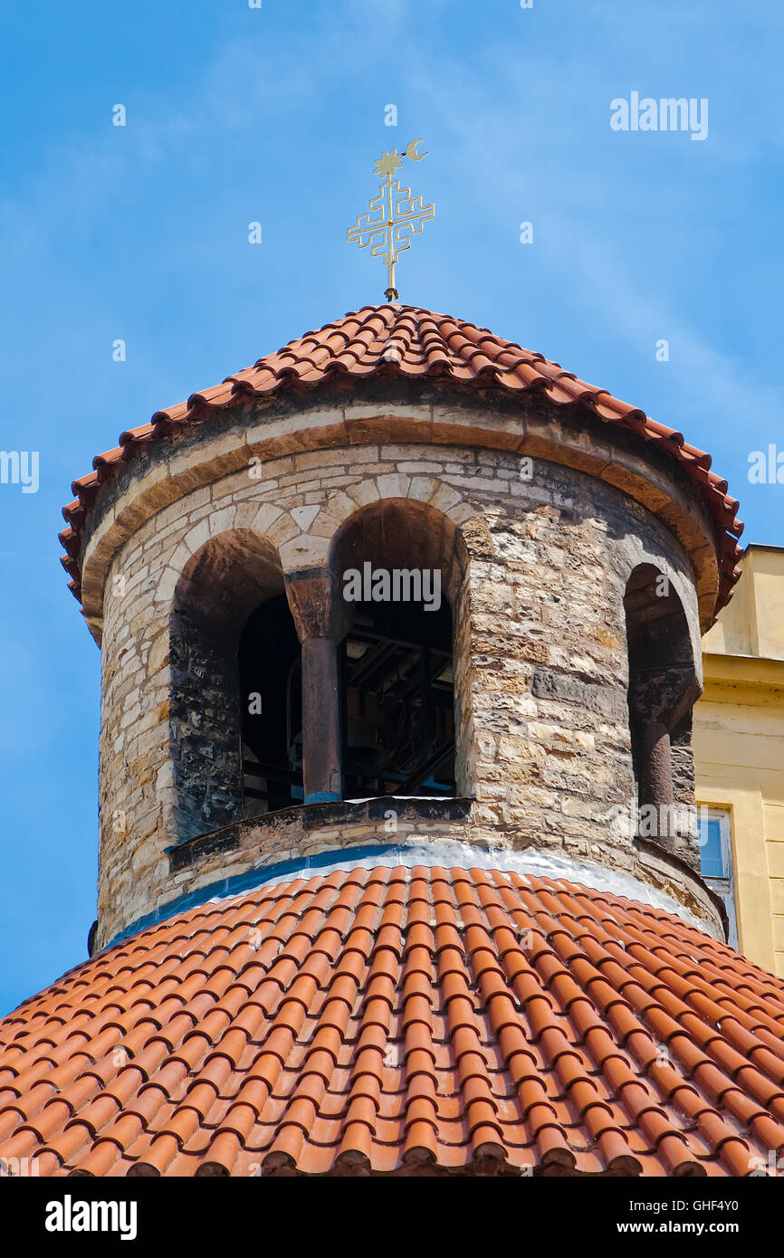 Der obere Teil der Rotunde des Heiligen Kreuzes in der Straße Konkvitskoy in Prag. Tschechische Republik Stockfoto