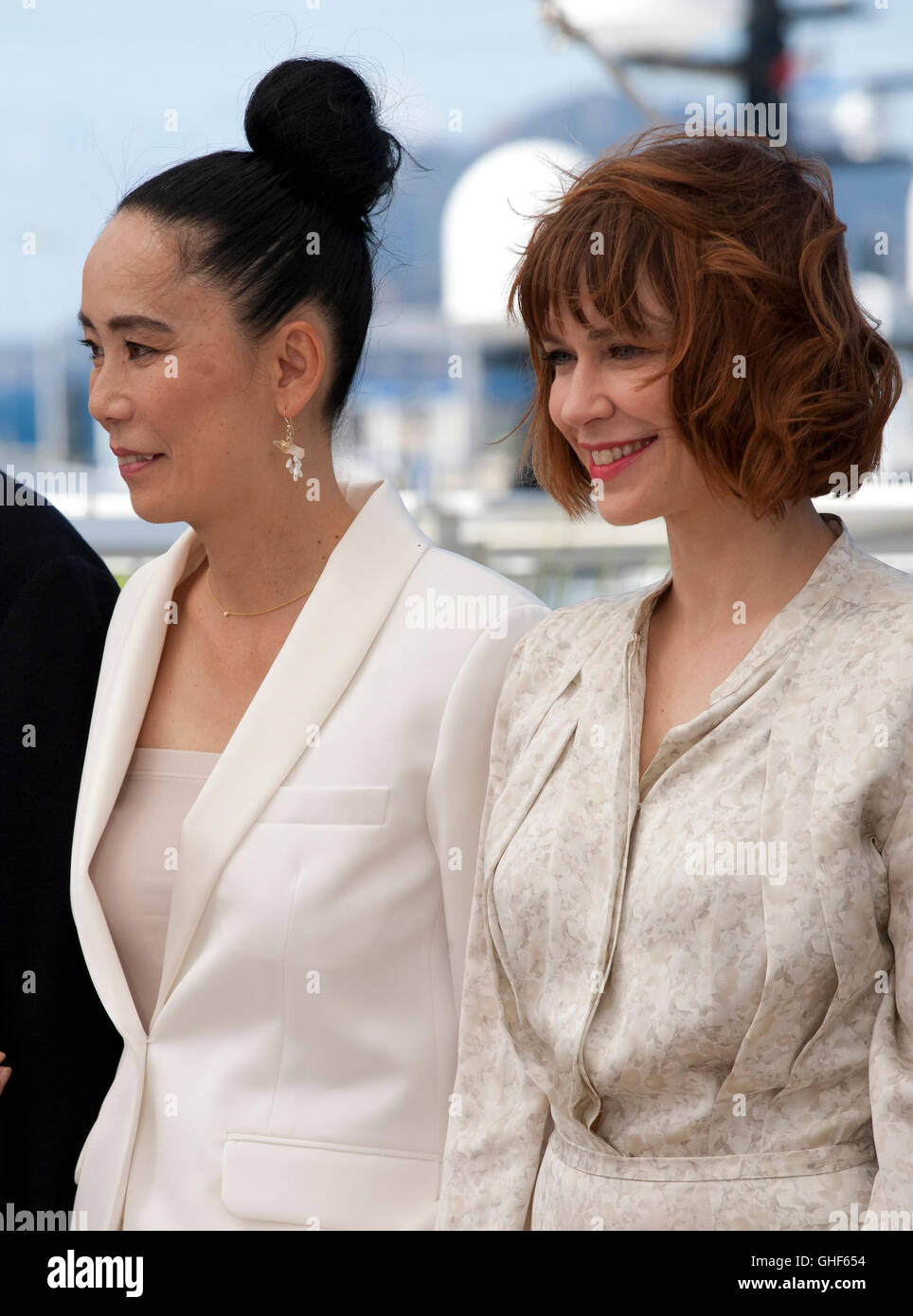 Naomi Kawase und Marie-Josee Croze bei Cinefondation und kurze Filme Jury Foto-Shooting auf der 69. Cannes Film Festival 2016 Stockfoto