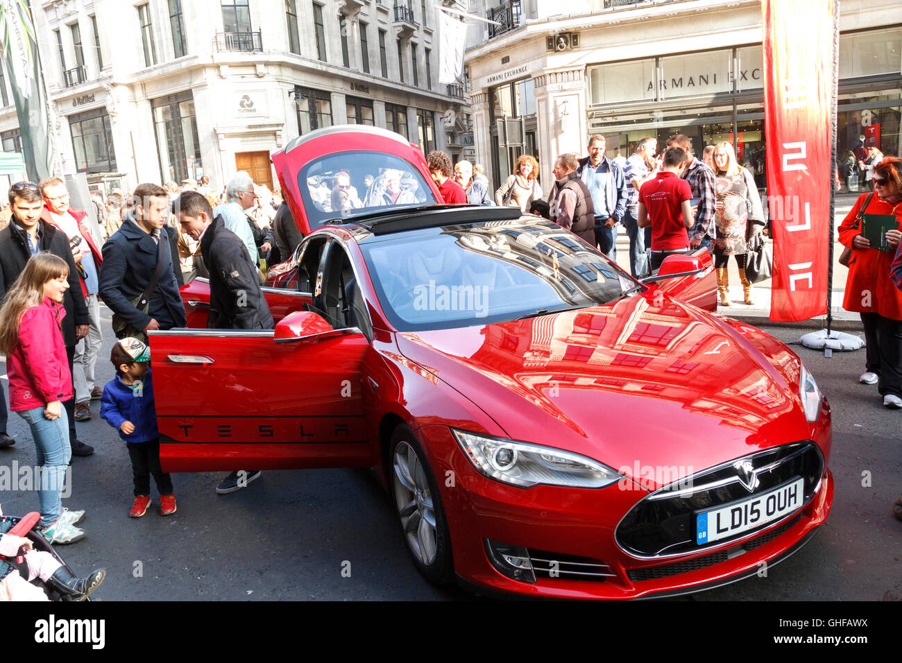 Tesla Elektroauto auf dem Display an der Regent Street Motor Show in London, UK. Stockfoto