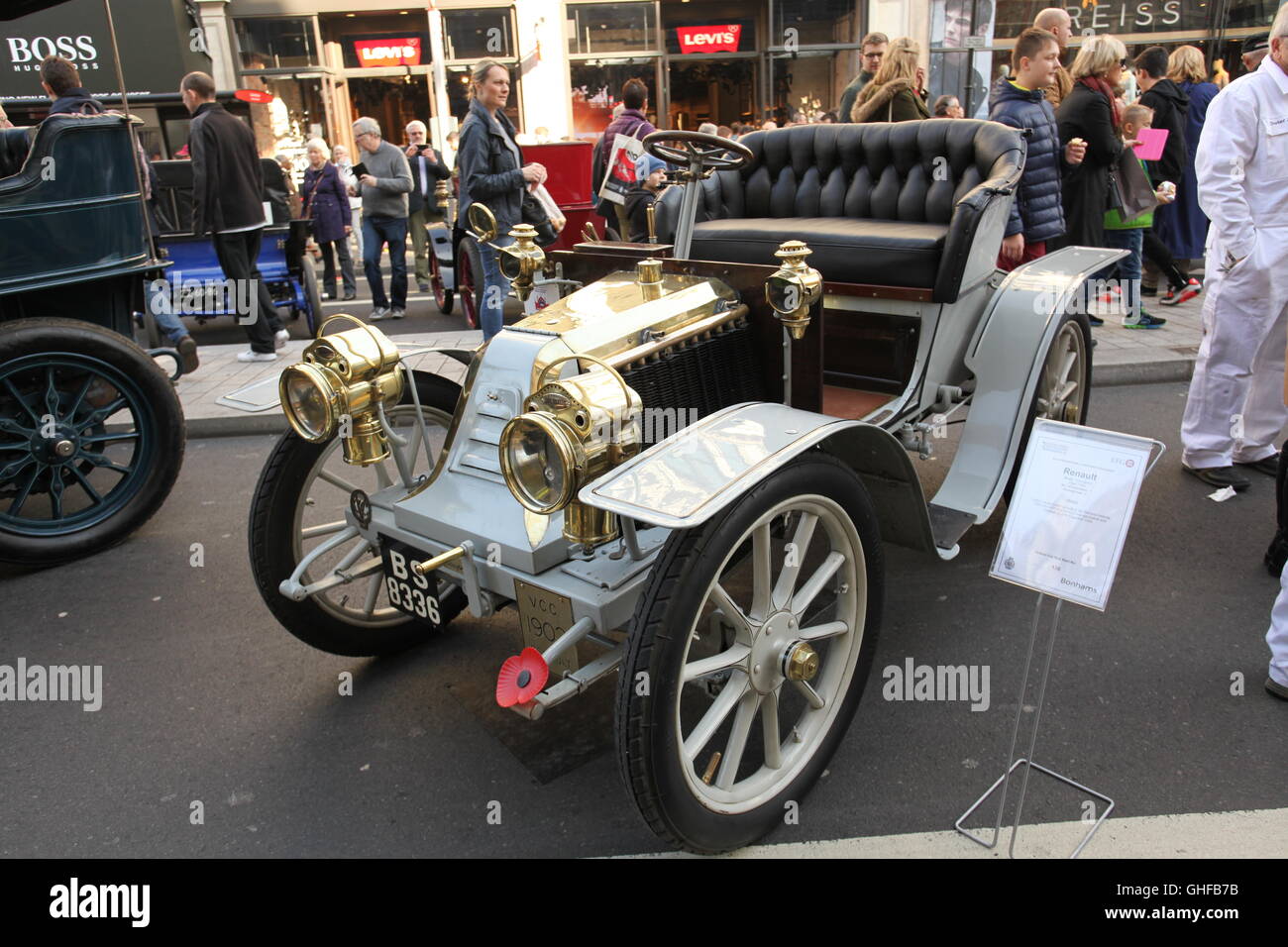Renault Zweisitzer im Jahr 1902 auf dem Display an der Regent Street Motor Show vor der London, Brighton Veteran Car Run 2015 gemacht. Stockfoto