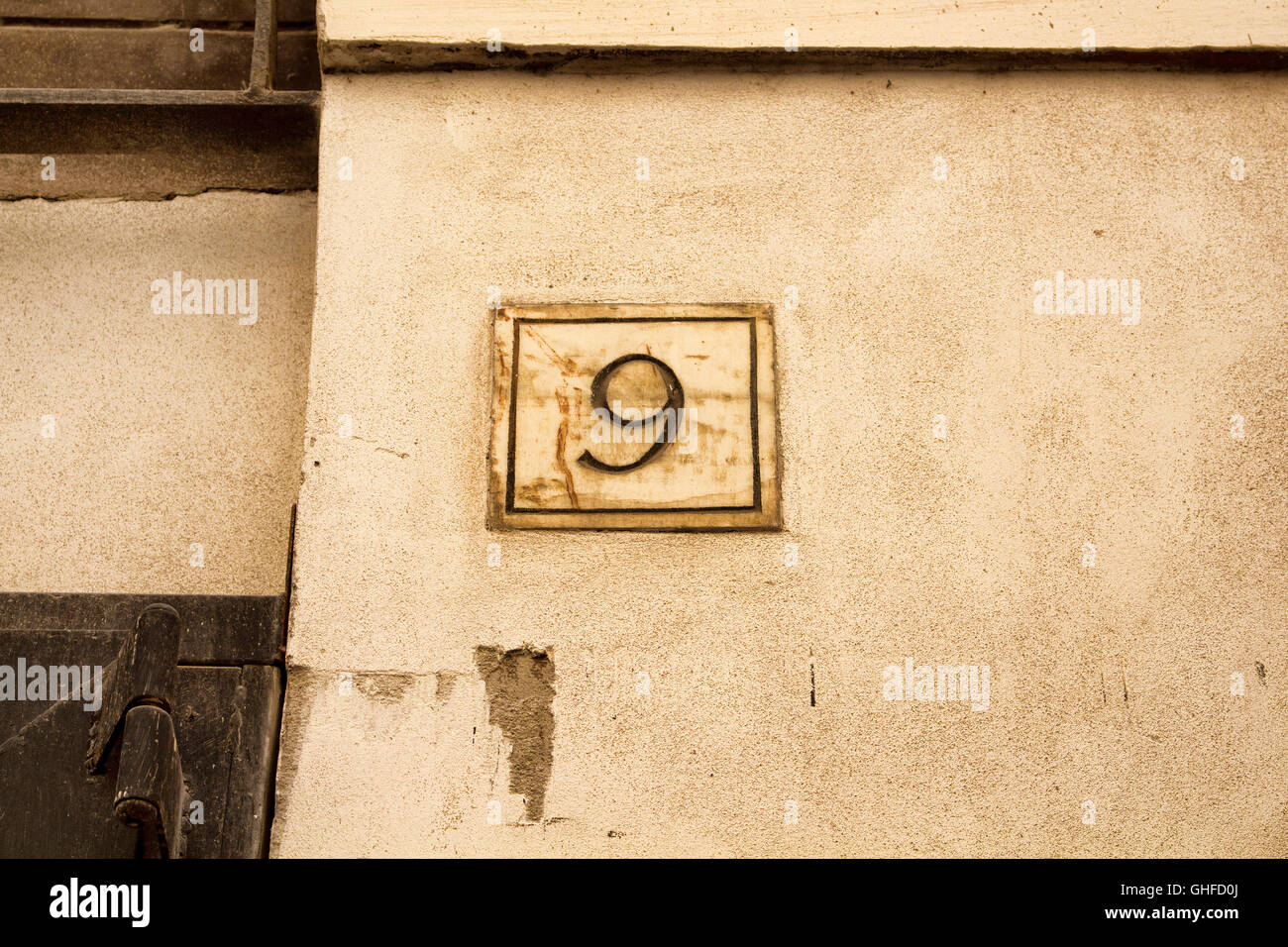 Alte Gebäudenummer 9 in Rom graviert Stockfoto