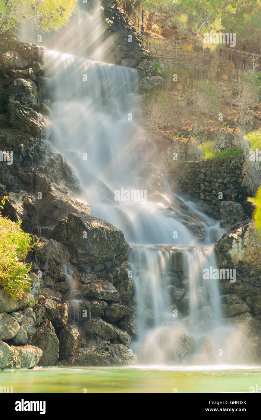 Schöner Wasserfall Loutraki Stadt in Griechenland. Eine berühmte touristische Destination. Stockfoto