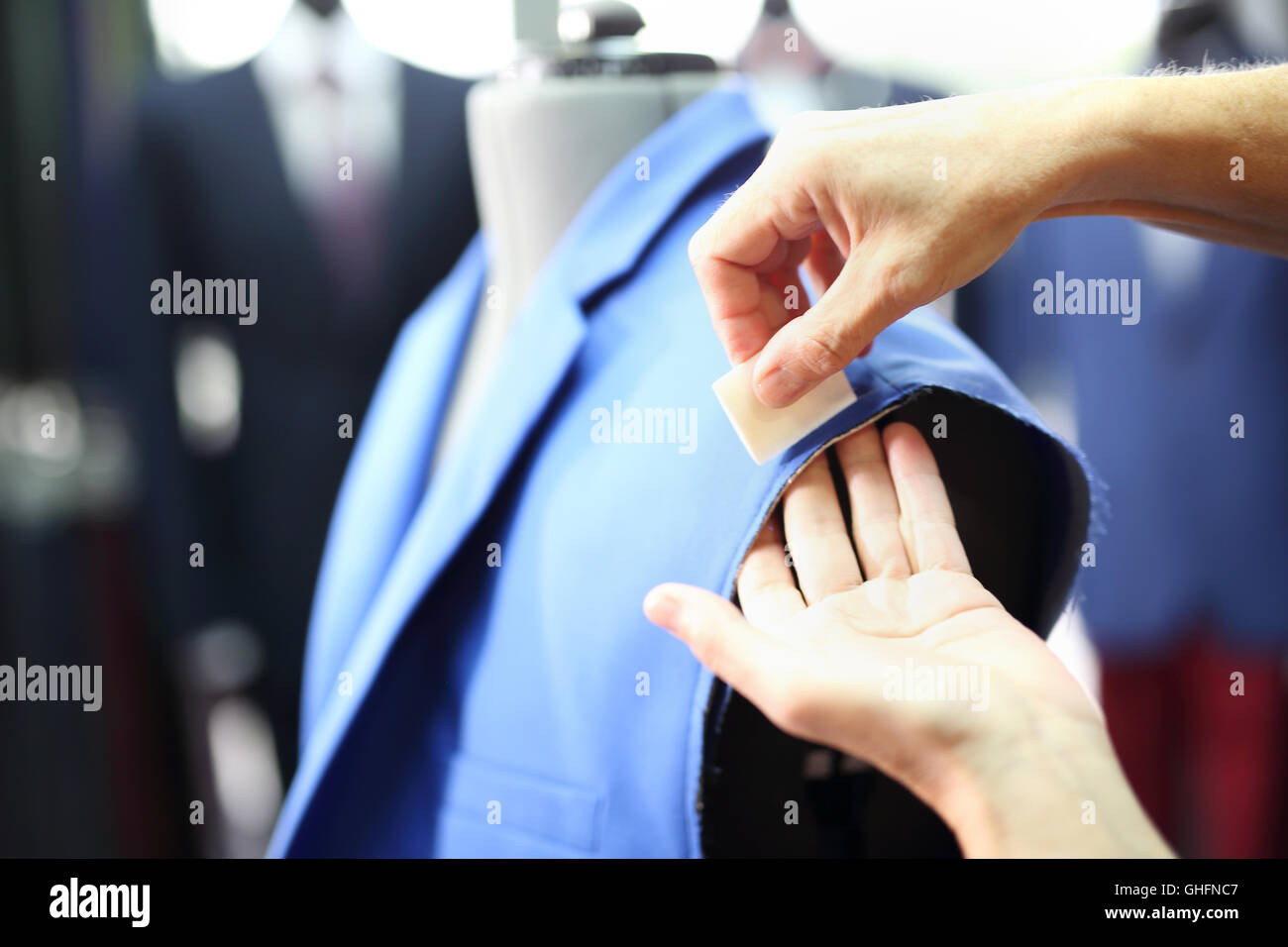 Anzug-männlich, Nähen, messen. Männer Näherin, einen Anzug nach Maß  angefertigt Stockfotografie - Alamy
