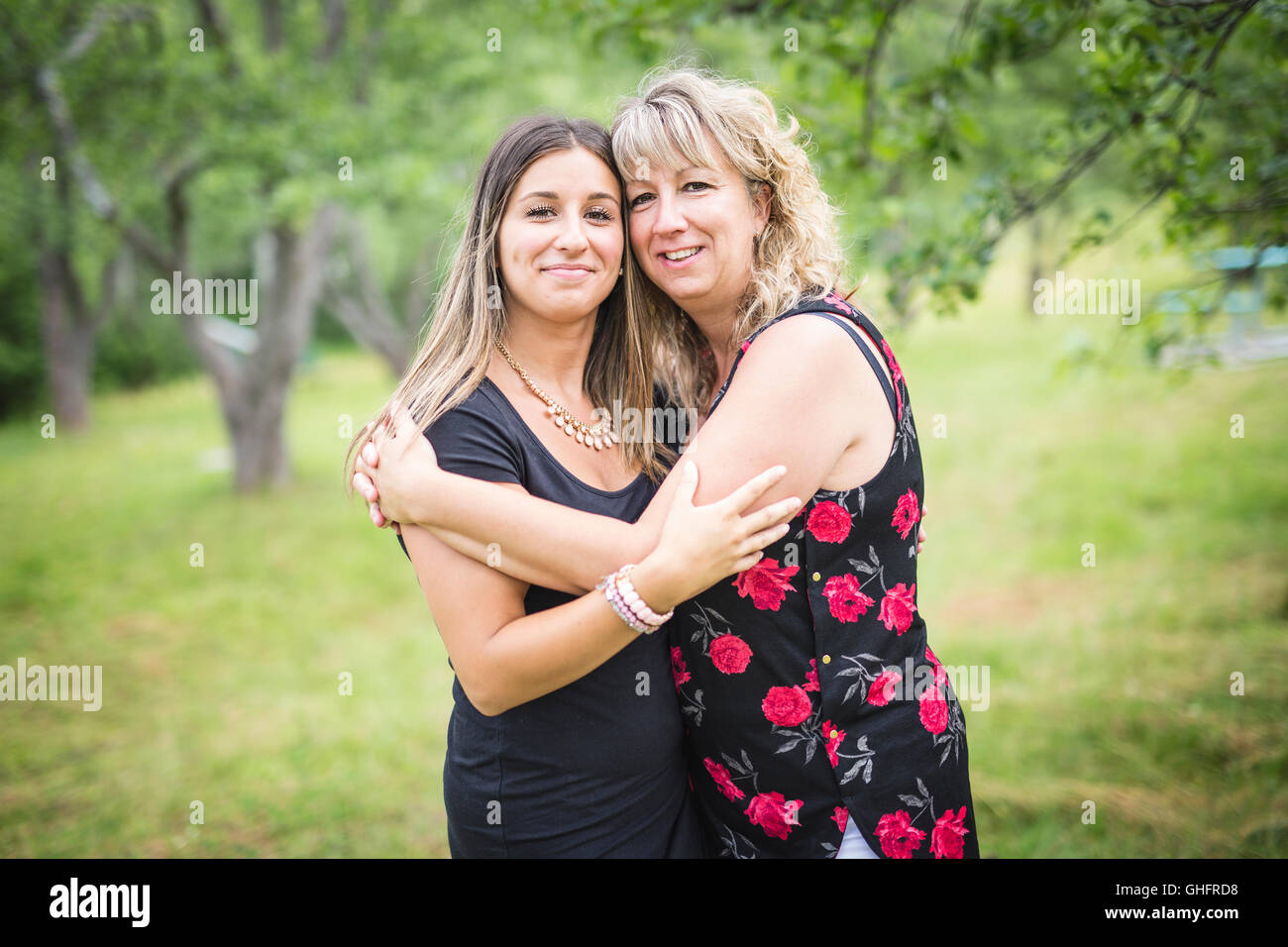 Erwachsene Mutter und Tochter draußen im Wald Stockfoto