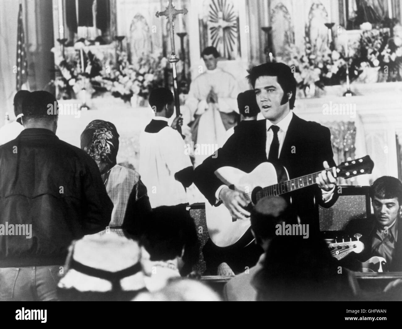 ELVIS PRESLEY Gitarre (John Carpenter) in einer Kirche Regie: William A. Graham Stockfoto ELVIS PRESLEY Gitarre (John Carpenter) in einer Kirche Regie: William A. Graham Stockfoto