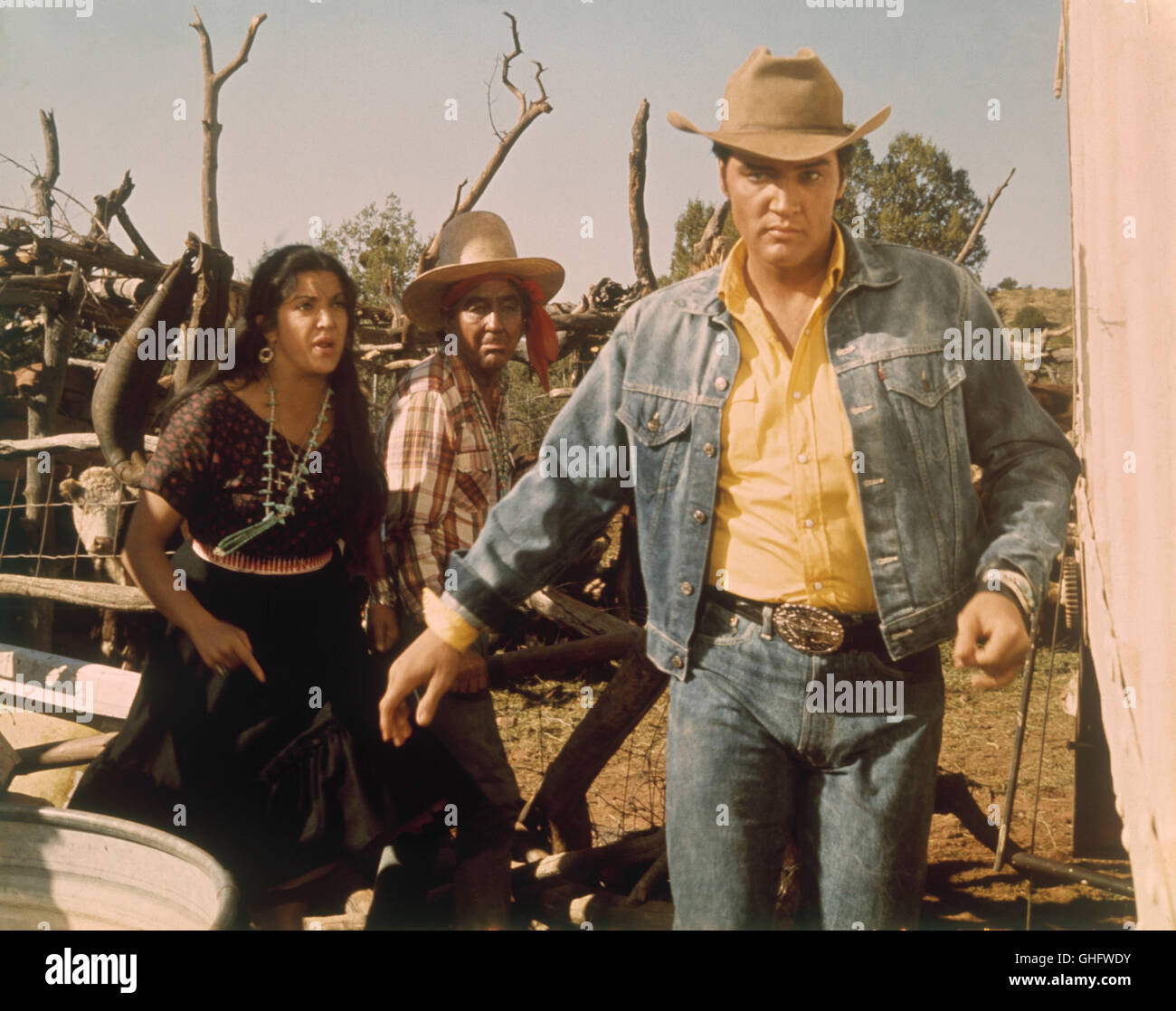 BURGESS MEREDITH (Charlie Lightcloud), KATY JURADO (Annie Lightcloud), ELVIS PRESLEY (Joe Lightcloud) Regie: Peter Tewsksbury Stockfoto