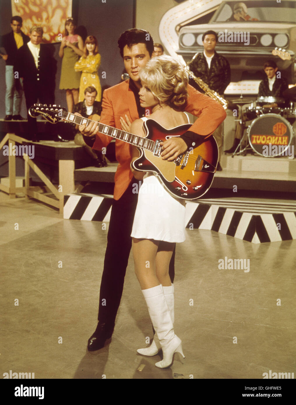 ELVIS PRESLEY (Steve Grayson) spielt Gitarre, NANCY SINATRA (Susan Buben) tragen Minirock und weiße Stiefel. Regie: Norman Taurog Stockfoto ELVIS PRESLEY (Steve Grayson) spielt Gitarre, NANCY SINATRA (Susan Buben) tragen Minirock und weiße Stiefel. Regie: Norman Taurog Stockfoto
