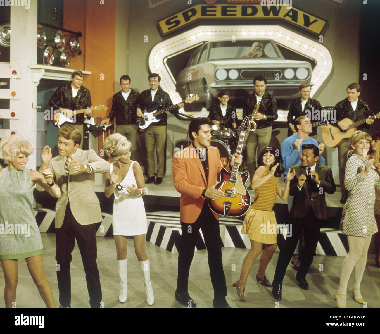 ELVIS PRESLEY (Steve Grayson) spielt Gitarre, NANCY SINATRA (Susan Buben) tragen Minirock und weiße Stiefel. Regie: Norman Taurog Stockfoto ELVIS PRESLEY (Steve Grayson) spielt Gitarre, NANCY SINATRA (Susan Buben) tragen Minirock und weiße Stiefel. Regie: Norman Taurog Stockfoto