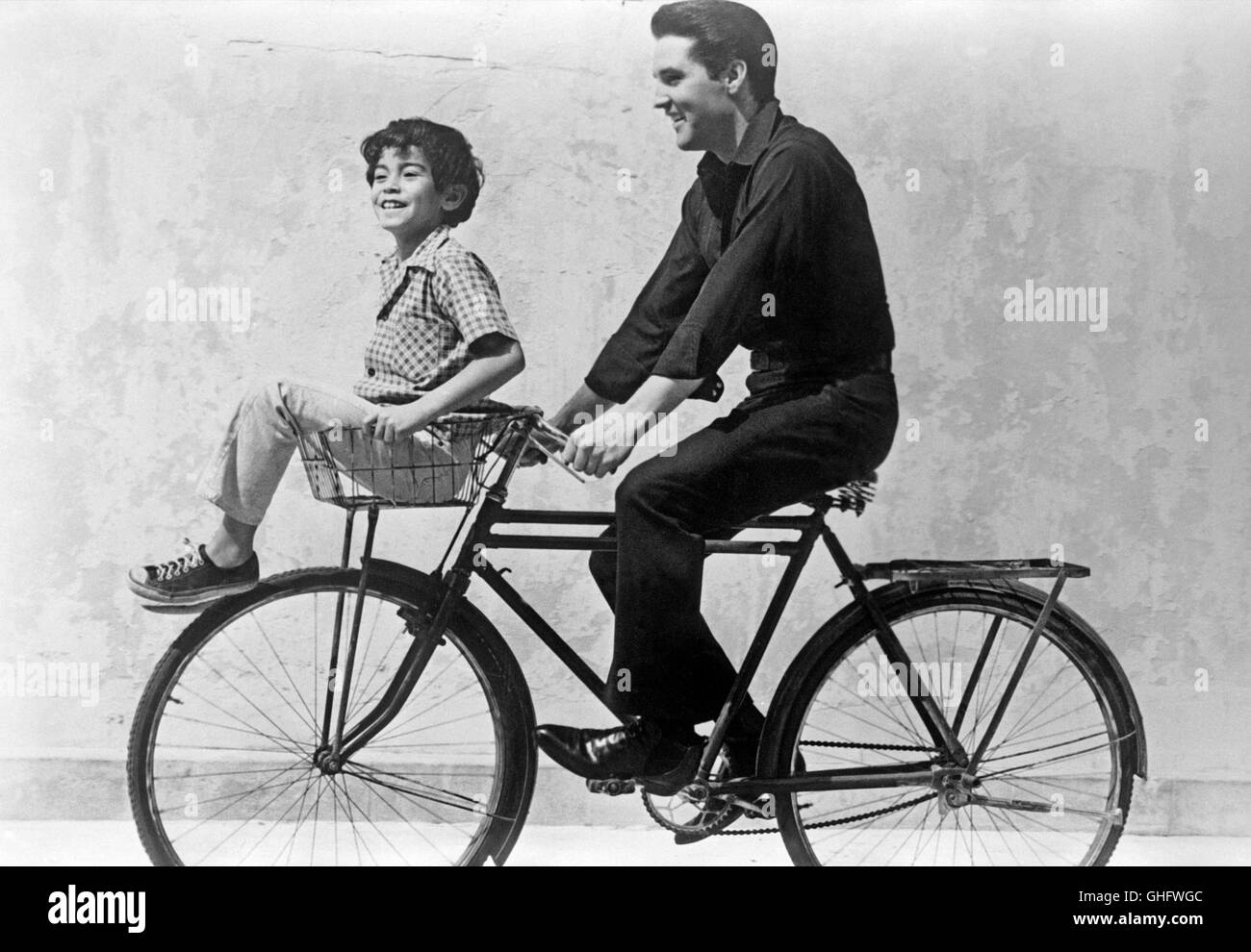 ELVIS PRESLEY (Mike Windgren) mit kleinen Jungen fahren Fahrrad. Regie: Richard Thorpe Stockfoto