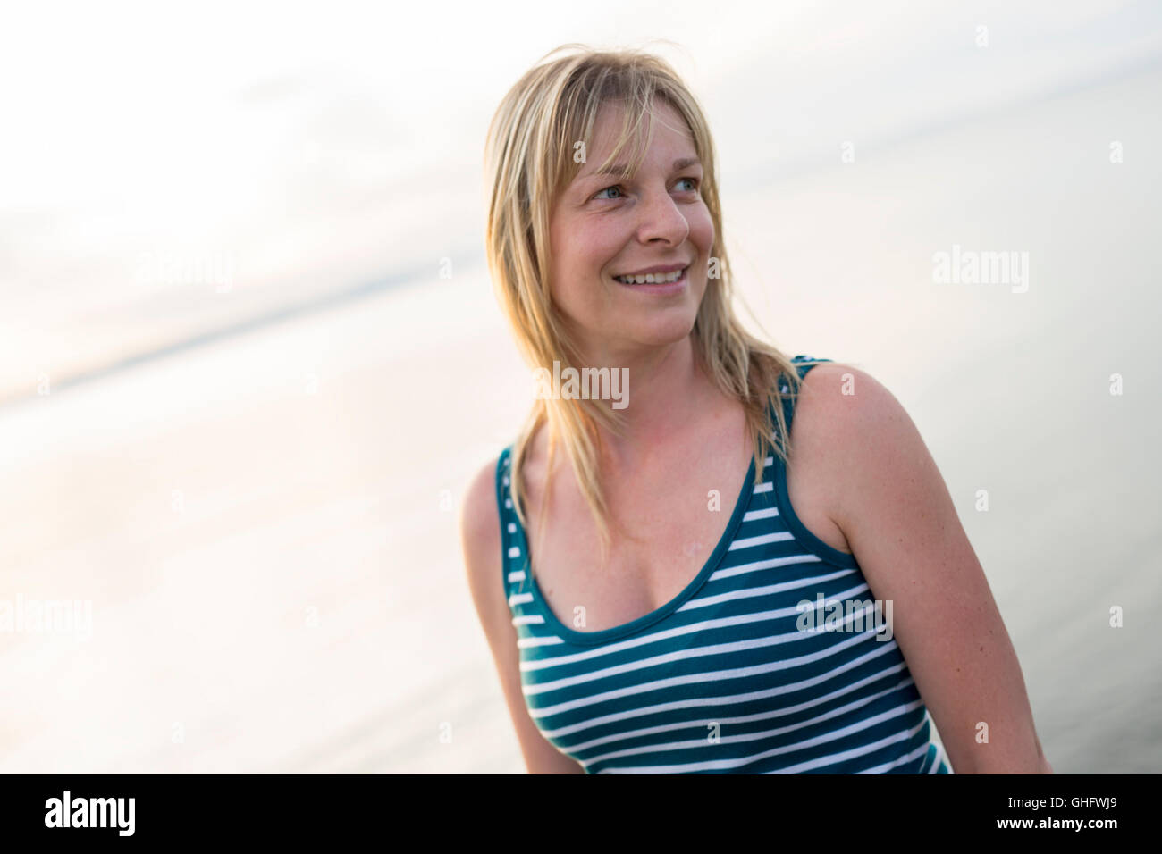 Porträt einer schönen 37 Jahre alten Frau im Freien am Strand Stockfoto