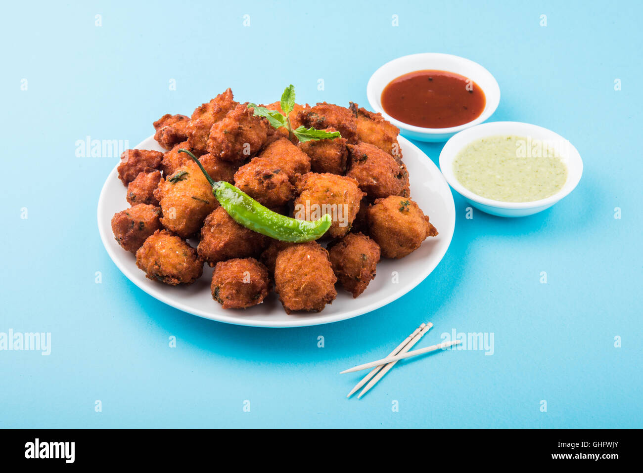 Lecker lecker und leckeren indischen Snacks mit Split grün Gramm bekannt als Moong Dal Vada oder Moong dal Pakoda oder Moong Vada hergestellt Stockfoto