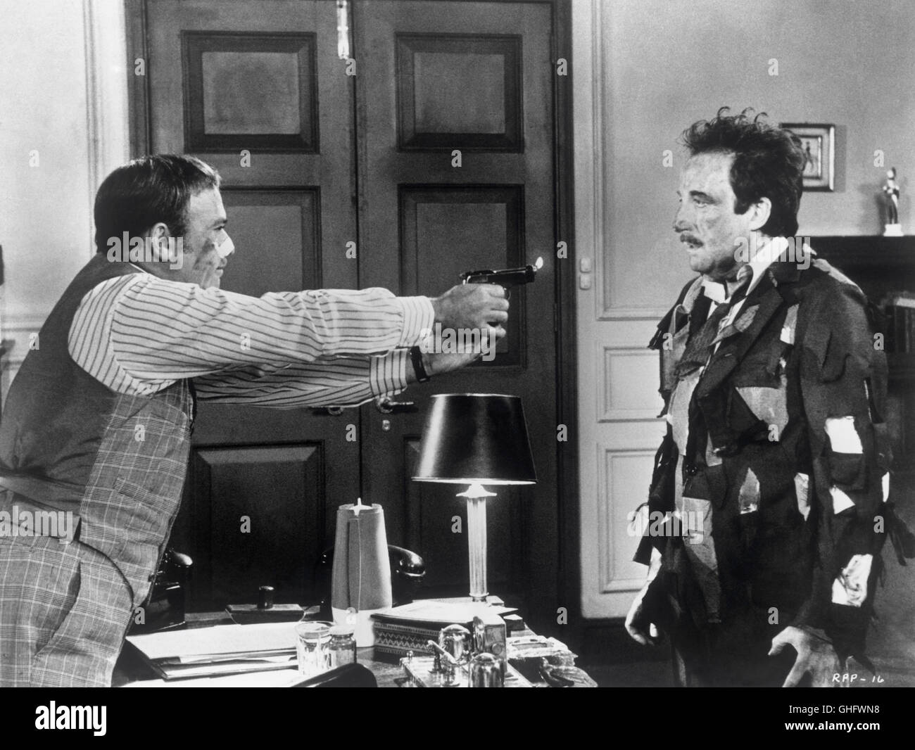 HERBERT LOM als Chefinspektor Dreyfus mit Revolver als leichter und PETER SELLERS als Inspektor Clouseau Regie: Blake Edwards Stockfoto