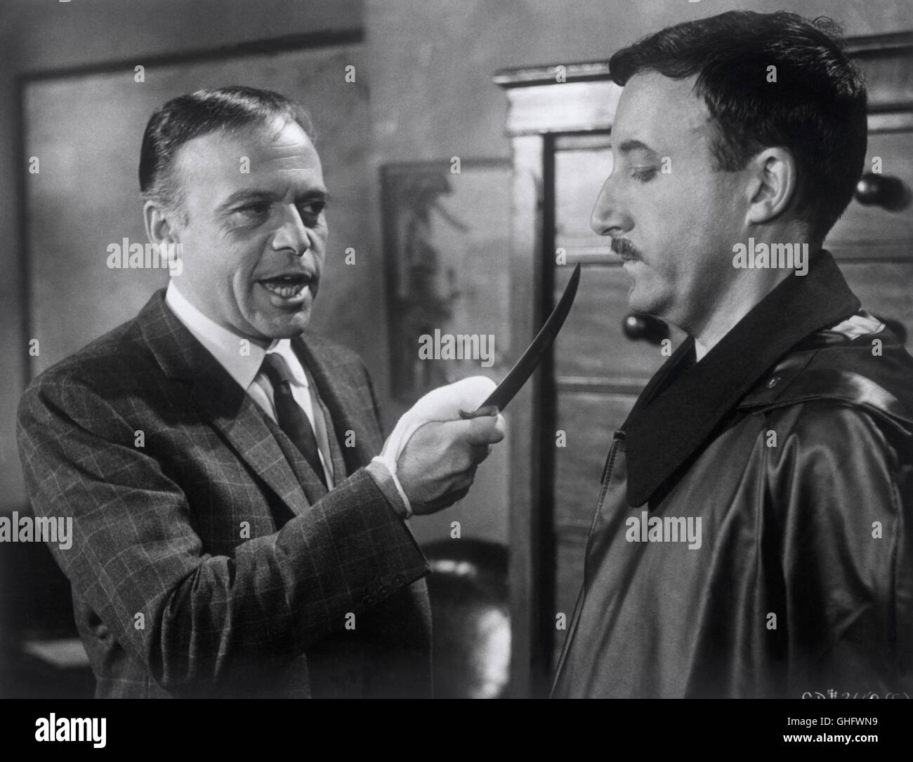 HERBERT LOM als Charles Dreyfus Messerspitze und PETER SELLERS als Inspektor Clouseau. Regie: Blake Edwards Stockfoto