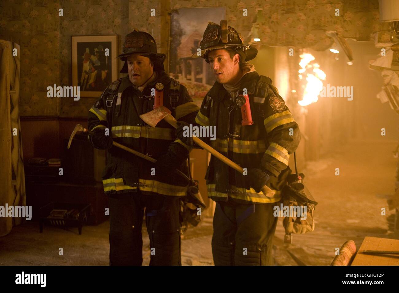 Chuck Und Larry - Wie Feuer Und Flamme / (L-R) KEVIN JAMES (Lawrence "Larry" Valentine) und ADAM SANDLER (Charles "Chuck" Levine) Stern in der Komödie ich jetzt sprechen Sie Chuck und Larry. Regie: Dennis Dugan aka. Ich erkläre euch Chuck & Larry Stockfoto