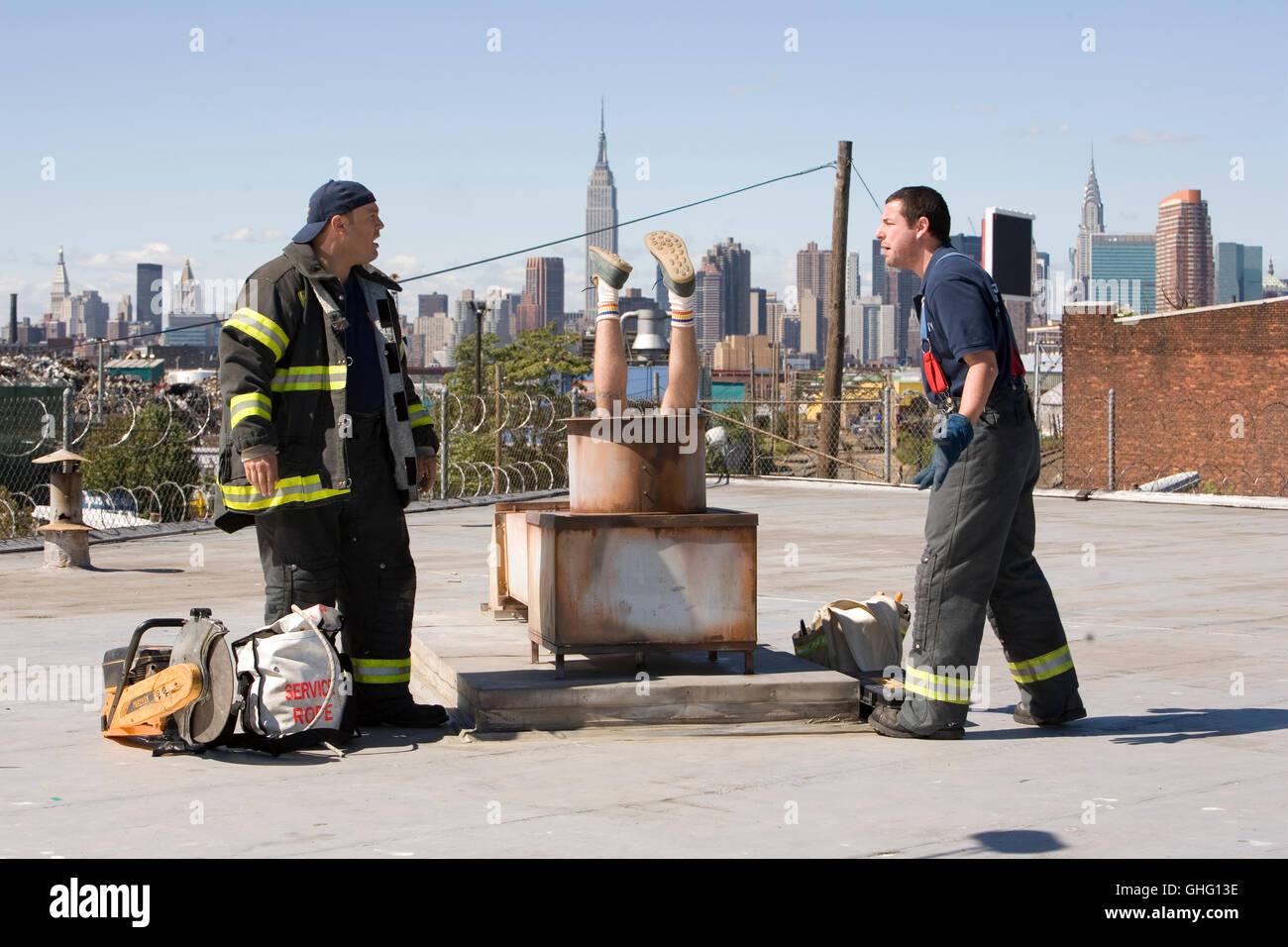 Chuck Und Larry - Wie Feuer Und Flamme / (L-R) KEVIN JAMES (Lawrence "Larry" Valentine) und ADAM SANDLER (Charles "Chuck" Levine) Stern in der Komödie ich jetzt sprechen Sie Chuck und Larry. Regie: Dennis Dugan aka. Ich erkläre euch Chuck & Larry Stockfoto