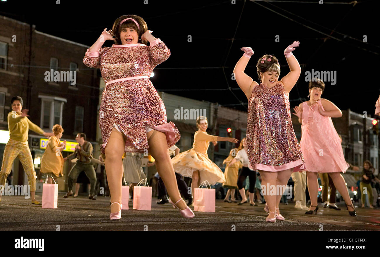 JOHN TRAVOLTA (Edna Turnblad), NIKKI/NICOLE BLONSKY (Tracy Turnblad)-Komödie-Regie: Adam Shankman Stockfoto