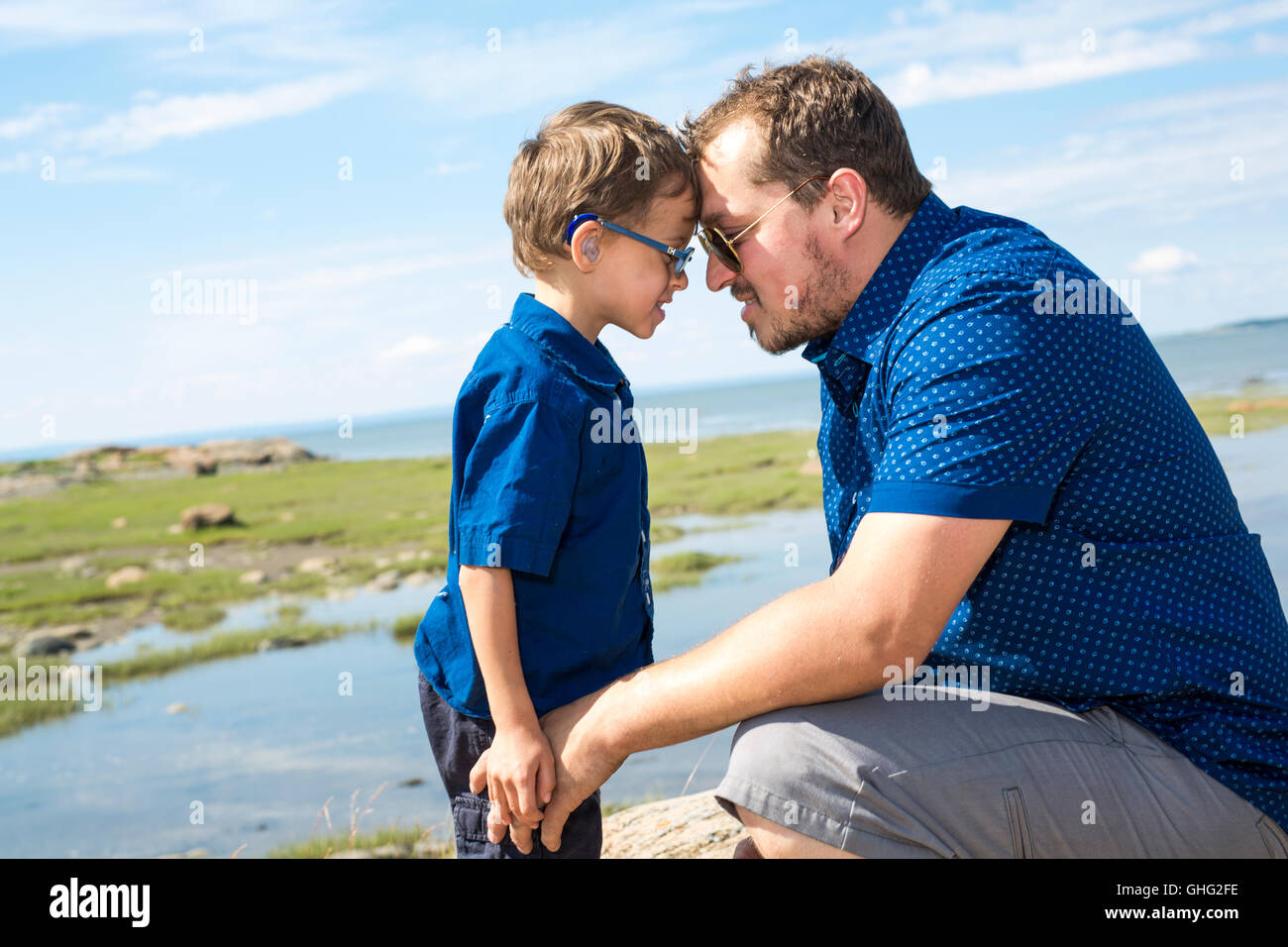 Vater und Sohn umarmt auf Outdoor-Sommer Stockfoto