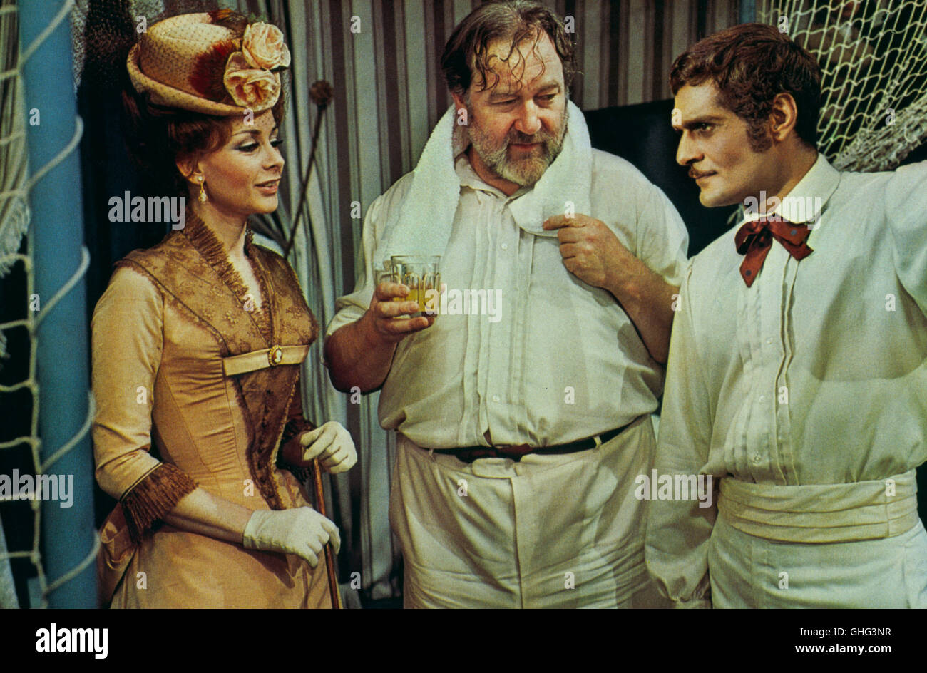 ANDREA PARISY (Prinzessin Stephanie), JAMES ROBERTSON JUSTICE (Edward, Prince Of Wales), OMAR SHARIF (Erzherzog Rudolph) Regie: Terence Young Stockfoto