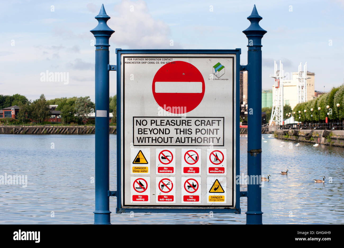 Keine Sportboote über diesem Punkt Zeichen. Manchester Ship Canal. Salford Quays. Stockfoto