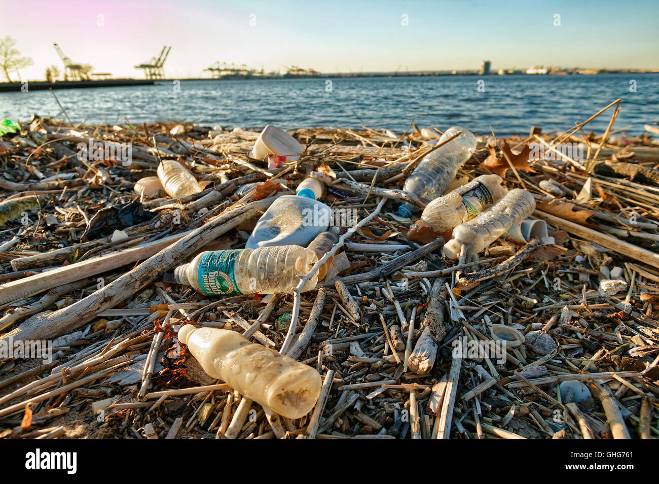 Anzeigen von Müll meist Plastikflaschen auf einer Wasserstraße im Industriegebiet von New Jersey Stockfoto