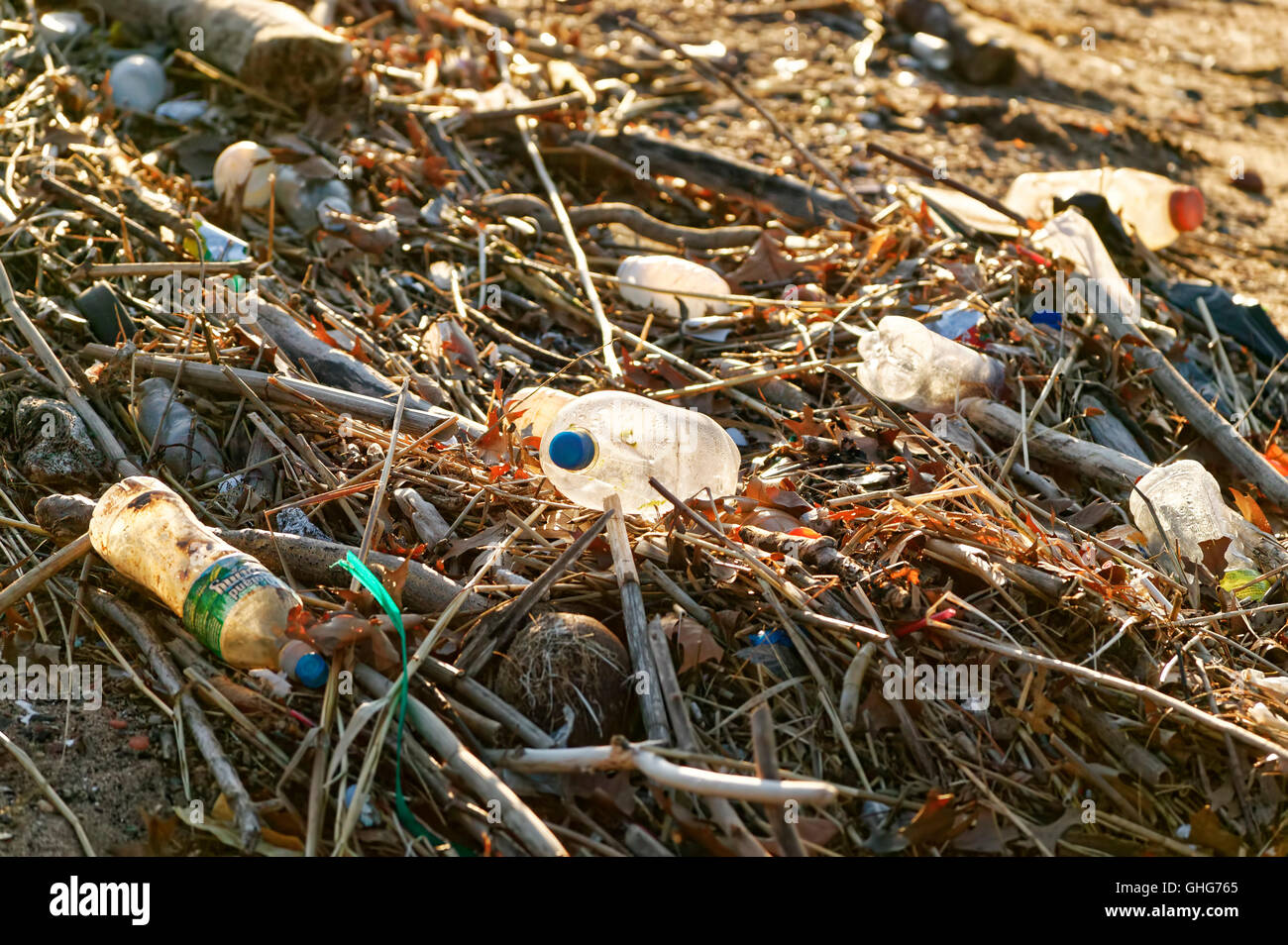 Anzeigen von Müll meist Plastikflaschen auf einer Wasserstraße im Industriegebiet von New Jersey Stockfoto