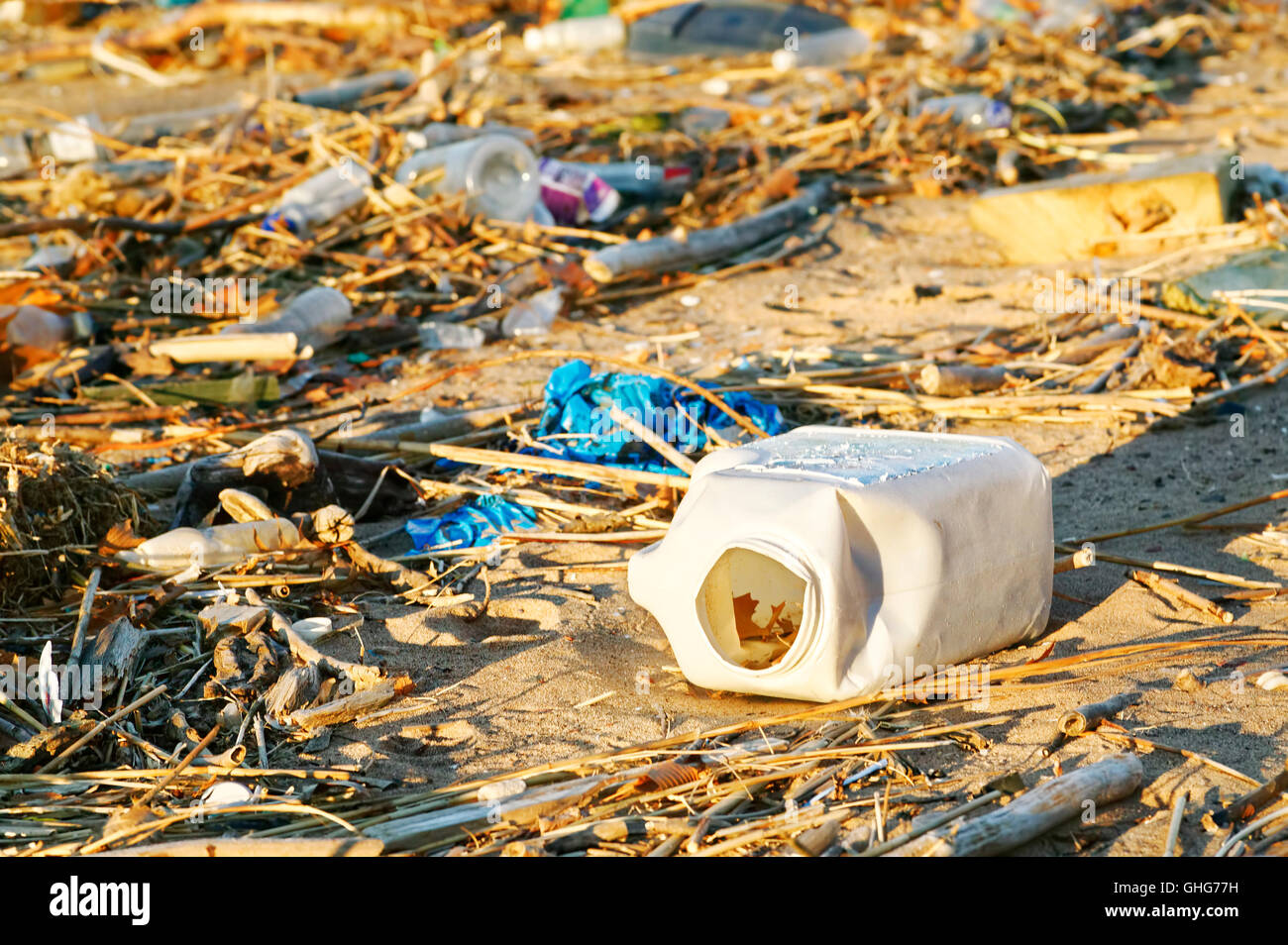 Anzeigen von Müll meist Plastikflaschen auf einer Wasserstraße im Industriegebiet von New Jersey Stockfoto