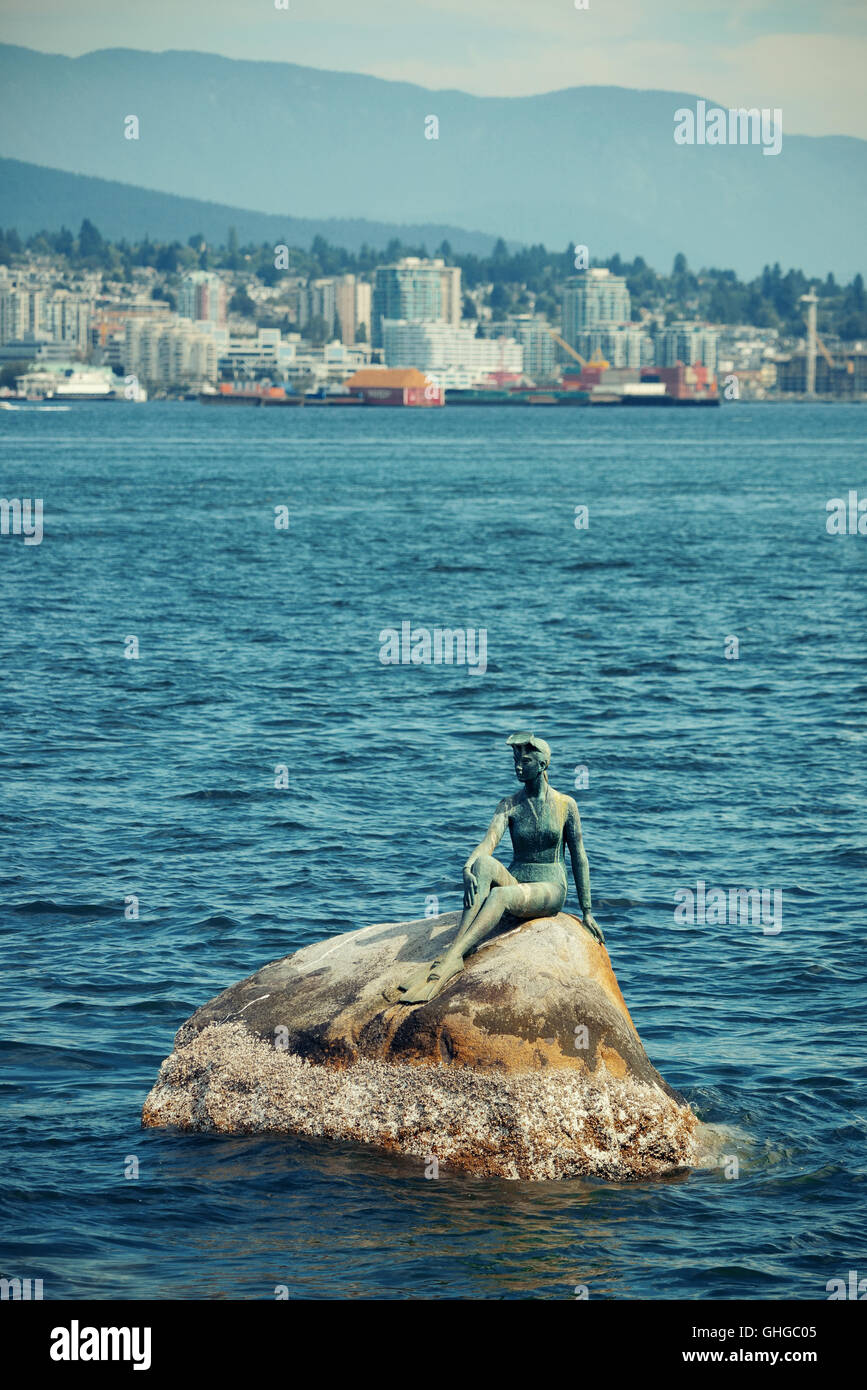Mädchen in einem Neoprenanzug Skulptur im Meer in Vancouver, Kanada. Stockfoto