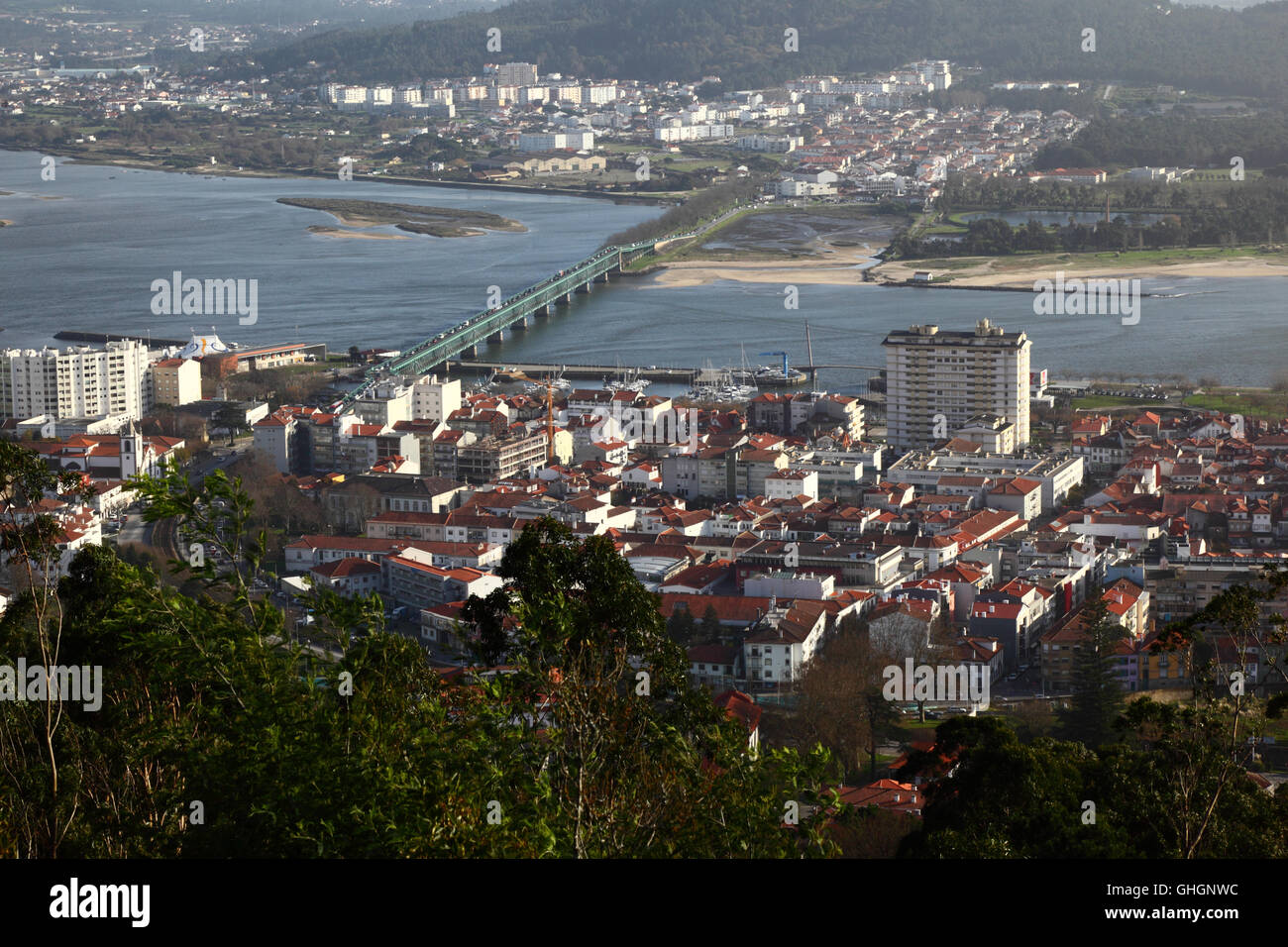 Luftaufnahme von Viana do Castelo, Fluss Lima und Ponte Eiffel Brücke von Monte de Santa Luzia, Provinz Minho, Nordportugal Stockfoto