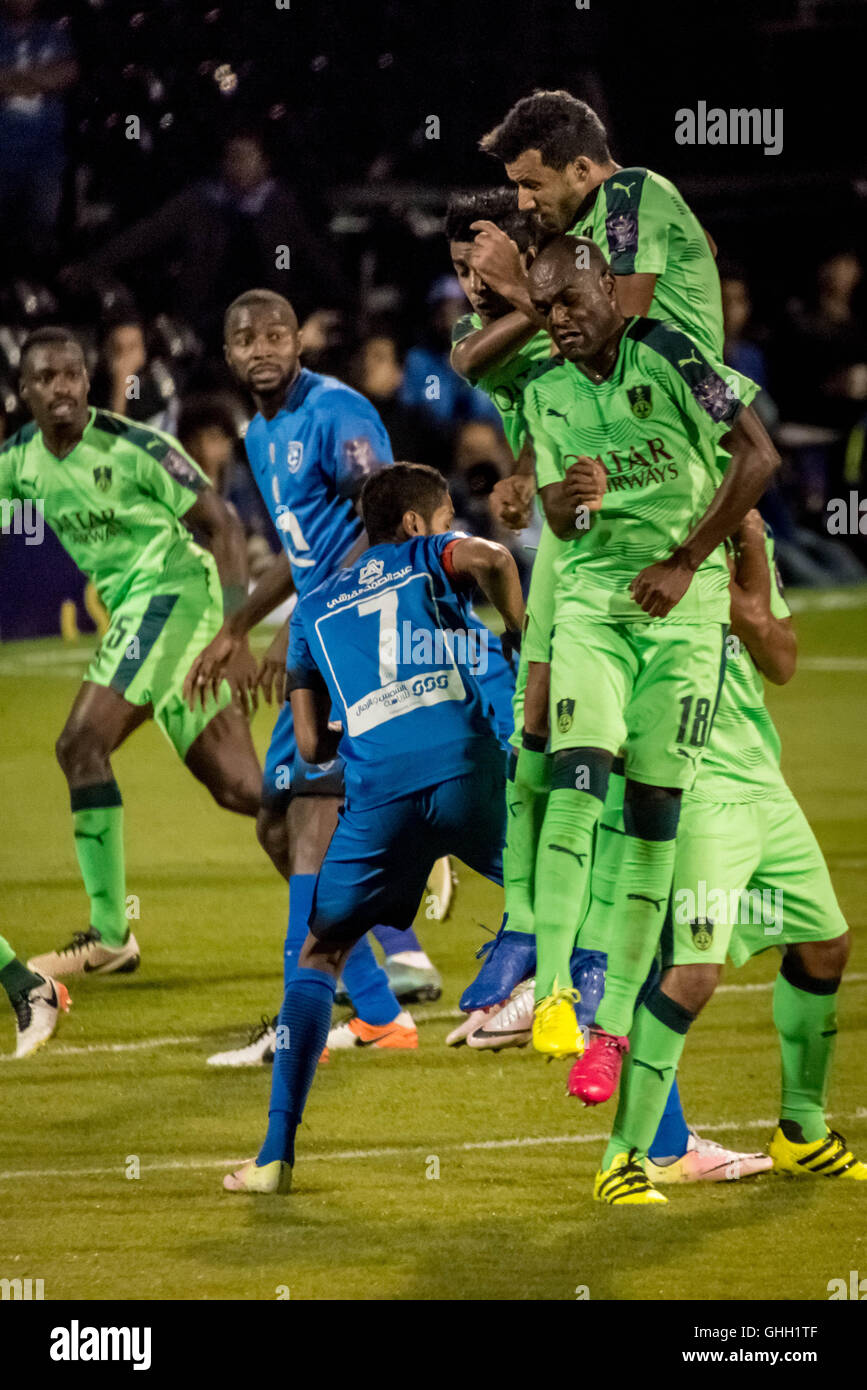 London, UK. 8. August 2016. Osama Hawsawi #33, Salman Al-Faraj #7, Luiz Carlos #18. Al-Ahli Vs Al-Hilal Saudi Super Cup Finale im Craven Cottage, Fulham Football Club Credit entsprechen: Guy Corbishley/Alamy Live News Stockfoto