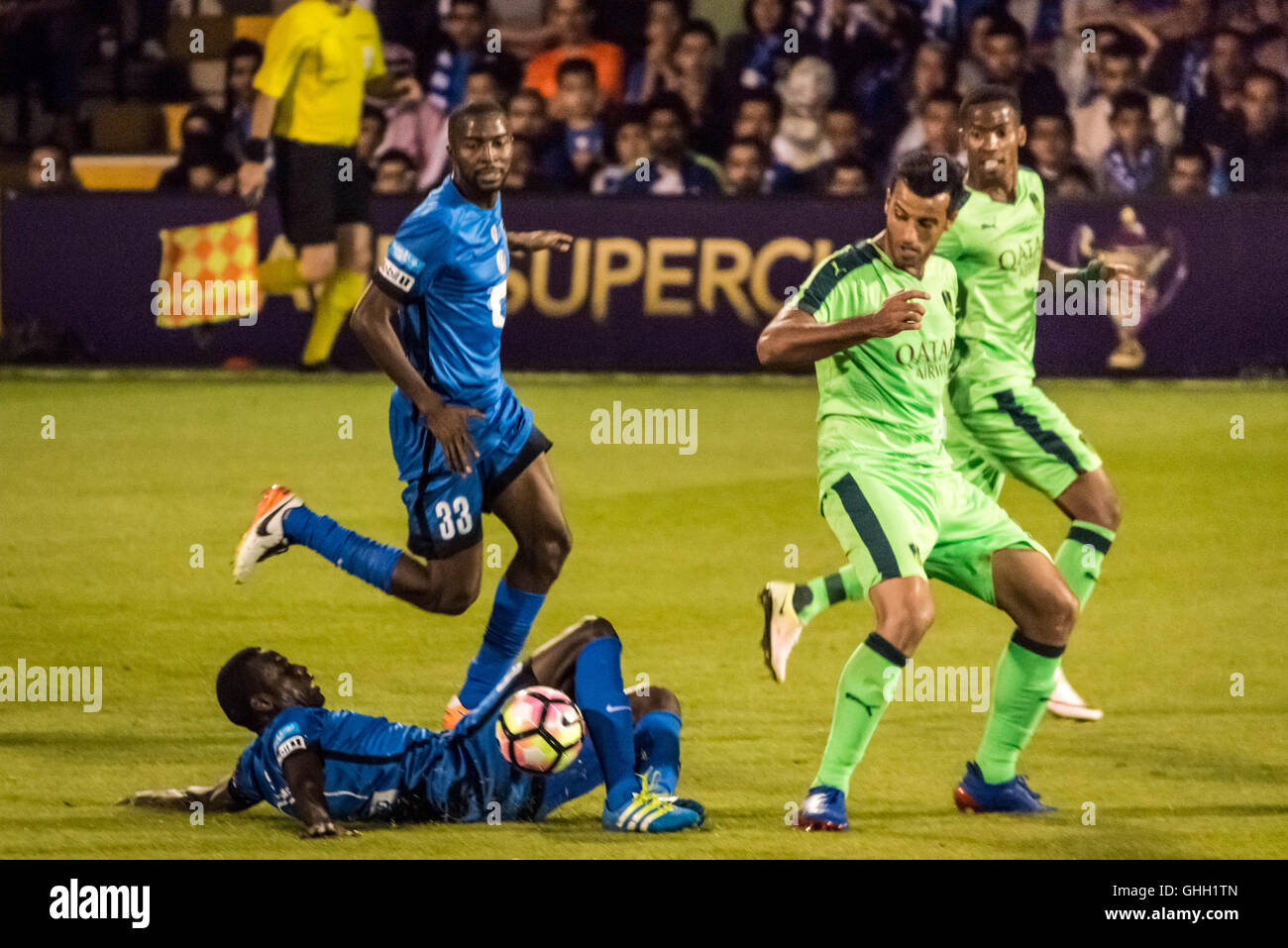 London, UK. 8. August 2016. Abdulmalek Al-Khaibri #6 (Masse), Osama Hawsawi (#33). Al-Ahli Vs Al-Hilal Saudi Super Cup Finale im Craven Cottage, Fulham Football Club Credit entsprechen: Guy Corbishley/Alamy Live News Stockfoto