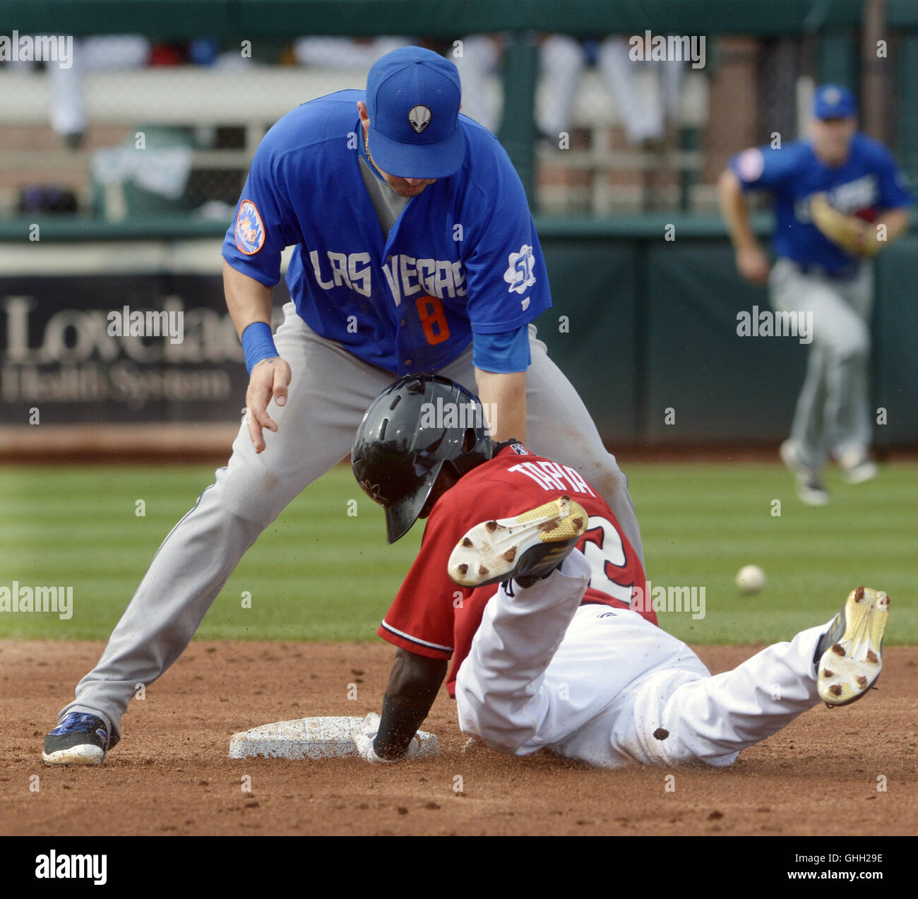 USA. 9. August 2016. Sport--Die Isotope Raimel Tapia ist sicher am zweiten Base nach Las Vegas kurzen Stopp Niuman Romero einen hohen entfernt im dritten Inning des ersten Spiels eine double Header gegen Las Vegas Isotope Park auf Dienstag, 9. August 2016 verpasst. © Greg Sorber/Albuquerque Journal/ZUMA Draht/Alamy Live-Nachrichten Stockfoto