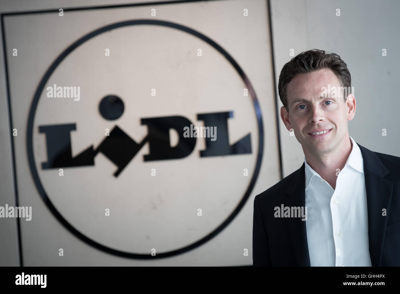 Jan Bock, managing Director von Lidl Deutschland steht in einem Pop-up-Store bin Neuen Wall in Hamburg, Deutschland, 7. September 2016. Von den acht bis 17. September 2016 wird der Lebensmittelhändler Stücke aus der Premium-Kollektion von ihrer Modelinie "Esmara" vorstellen. Foto: Christian Charisius/dpa Stockfoto