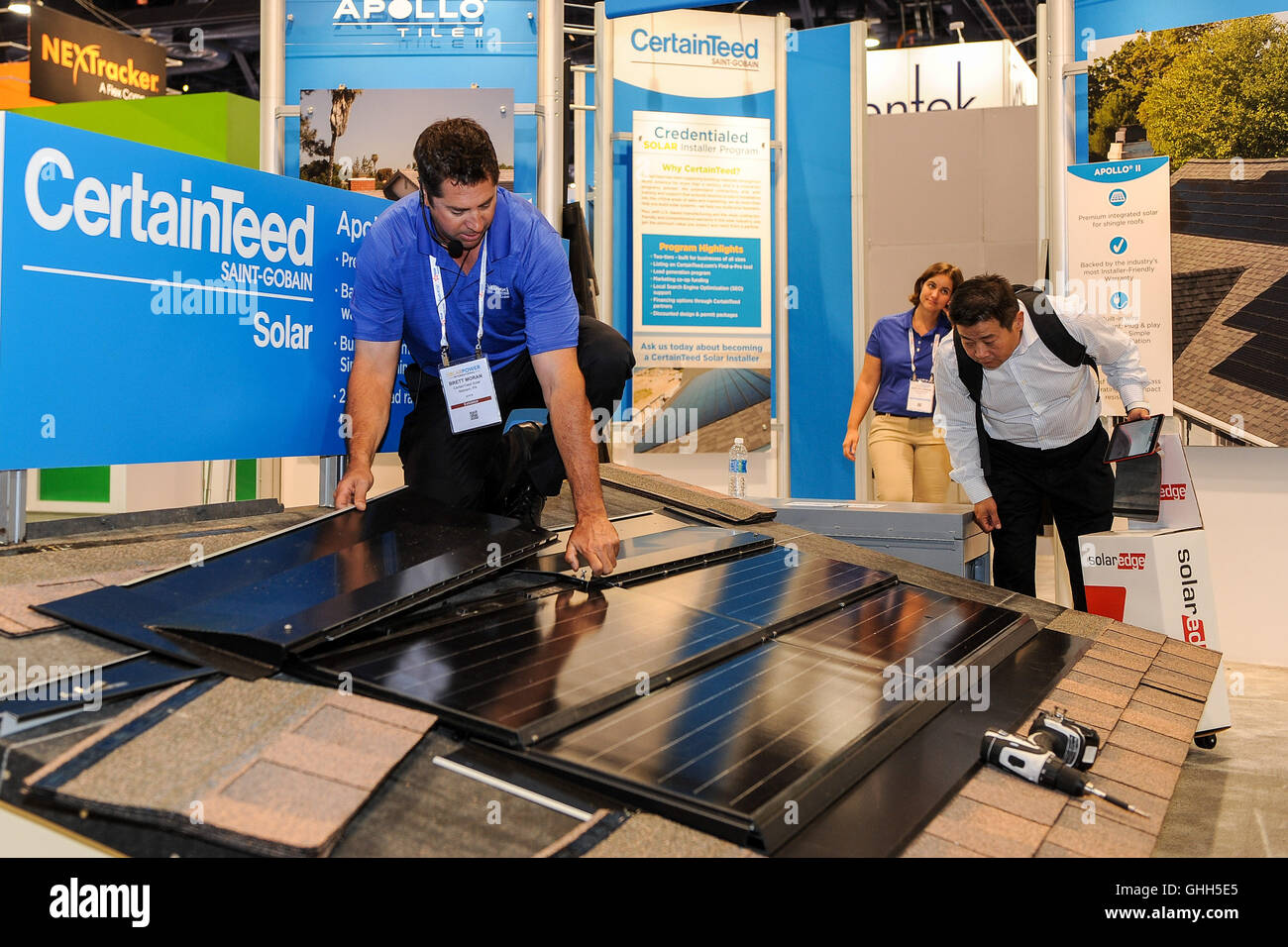 Las Vegas, Nevada, USA. 14. September 2016. Eine Ausstellung-Mitarbeiter zeigt, wie installiere ich den Haushalt auf dem Dach Sonnenkollektoren auf der Solar Power International (SPI) 2016-Messe in Las Vegas, USA, 13. September 2016. Die Solar Power International (SPI) 2016 Ausstellung startete im Las Vegas Convention Center am Dienstag mit Tausenden von solar-Profis in der Stadt zu Rollen. Bildnachweis: Xinhua/Alamy Live-Nachrichten Stockfoto