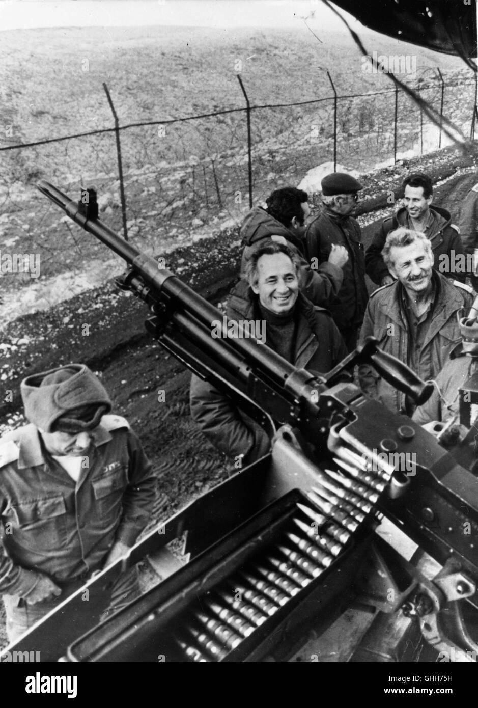 SHIMON PERES (2. August 1923 - 28. September 2016) war ein polnischer israelischer Staatsmann. Szymon Perski geboren, war er von 2007 bis 2014, war zweimal Premierminister von Israel und zweimal als Interims-Ministerpräsident, dem neunten Präsidenten von Israel und er war ein Mitglied von 12 Schränke in einer politischen Karriere von über 66 Jahren. Peres gewann 1994 Nobel Friedenspreis mit Yitzhak Rabin und Yasser Arafat für die Friedensgespräche, die er als israelischer Außenminister beteiligt produzieren die Oslo-Abkommen. Bild: 9. Februar 1972 - Israel - SHIMON PERES besucht israelische militärische Einheiten. (Bild Kredit: Stockfoto