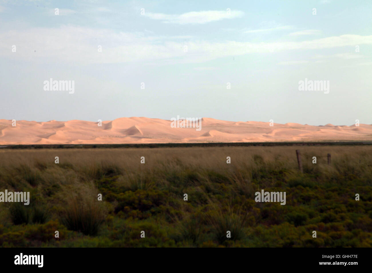 Innere Mongolei, China. 27. Sep, 2016. Badain Jaran Wüste ist eine Wüste in China, die sich über die Provinzen Gansu, Ningxia und Innere Mongolei erstreckt. Es umfasst eine Fläche von 49.000 Quadratkilometer. Durch die Größe ist es die drittgrößte Wüste in China.There sind mehr als 100 Seen in Badain Jaran Wüste, schaffen fantastische Landschaft mit ruhigen See und geheimnisvolle Wüste, die zieht viele Touristen jedes Jahr. Bildnachweis: SIPA Asien/ZUMA Draht/Alamy Live-Nachrichten Stockfoto