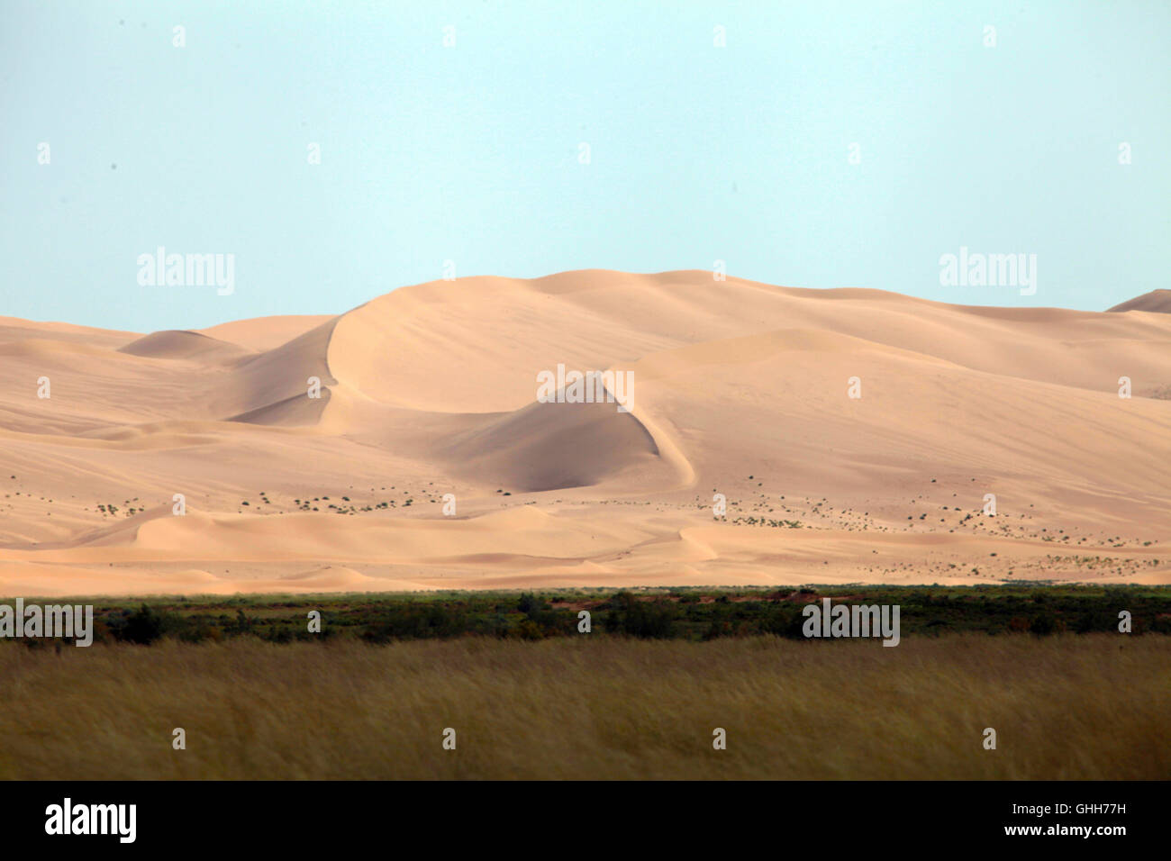 Innere Mongolei, China. 27. Sep, 2016. Badain Jaran Wüste ist eine Wüste in China, die sich über die Provinzen Gansu, Ningxia und Innere Mongolei erstreckt. Es umfasst eine Fläche von 49.000 Quadratkilometer. Durch die Größe ist es die drittgrößte Wüste in China.There sind mehr als 100 Seen in Badain Jaran Wüste, schaffen fantastische Landschaft mit ruhigen See und geheimnisvolle Wüste, die zieht viele Touristen jedes Jahr. Bildnachweis: SIPA Asien/ZUMA Draht/Alamy Live-Nachrichten Stockfoto