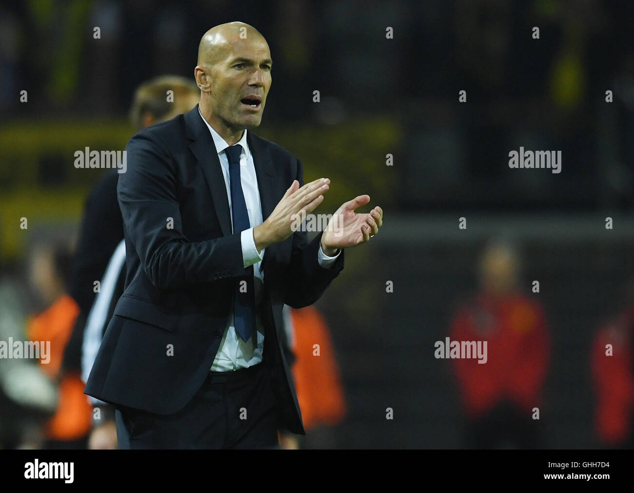 Dortmund, Deutschland. 27. Sep, 2016. Madrids Trainer Zinedine Zidane reagieren während der Champions League-Gruppe F-Fußballspiel zwischen Borussia Dortmund und Real Madrid im Signal-Iduna Stadion in Dortmund, Deutschland, 27. September 2016. Foto: BERND THISSEN/Dpa/Alamy Live-Nachrichten Stockfoto