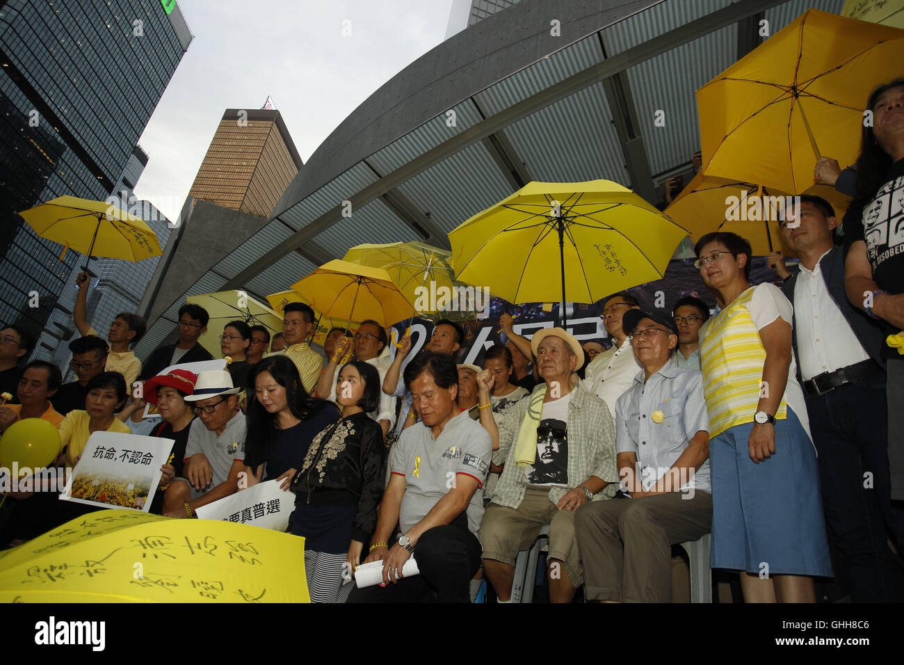 Zentrum von Hongkong. 28. September 2016. Hong Kong Pan-demokratische Gesetzgeber gemeinsam mit Bürgern beobachten 3 Minuten Stille vor Ex-LENNON-Mauer in einer Geste zum 2. Jahrestag Feier der die besetzen Central-Regenschirm-Revolution, eine massive ZivilMissachtung, die die Welt im Jahr 2014 schockiert. 28. September 2016.  Bildnachweis: Liau Chung Ren/ZUMA Draht/Alamy Live-Nachrichten Stockfoto