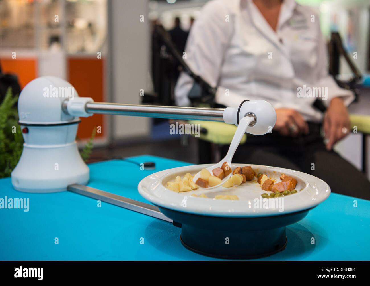Düsseldorf, Deutschland. 28. Sep, 2016. Das Essen Roboter "iEAT", fotografiert während der Eröffnung der internationalen Versorgung fair "Rheacare" in Düsseldorf, 28. September 2016. Der Roboter soll helfen, Menschen mit eingeschränkten motorischen Fähigkeiten während des Essens. Die Messe läuft bis 1. Oktober 2016. Foto: WOLFRAM KASTL/Dpa/Alamy Live-Nachrichten Stockfoto