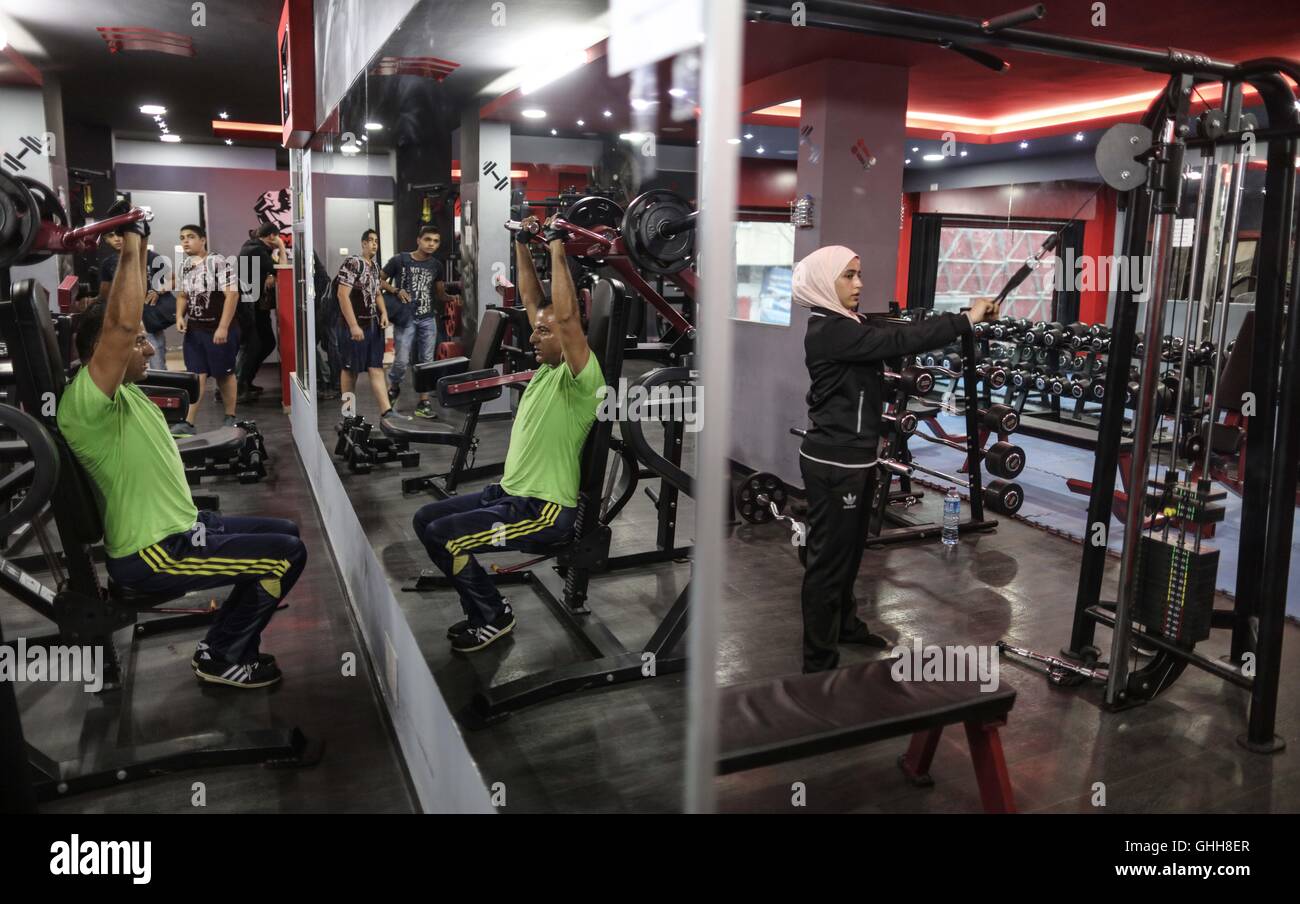 Gaza, Hammer Fitness-Studio. 27. Sep, 2016. Dania Al Masri (R), ein 20-Year-Old palästinensisches Mädchen trainiert während der Beständigkeit und Gewicht Übungen bei Hammer Gym in Gaza-Stadt am 27. September 2016. Dania Al Masri begann eine allmähliche Ausbildung zum Ausführen von vor einem Jahr. Sie träumte, um an die Olympischen Spielen teilzunehmen. © Wissam Nassar/Xinhua/Alamy Live-Nachrichten Stockfoto