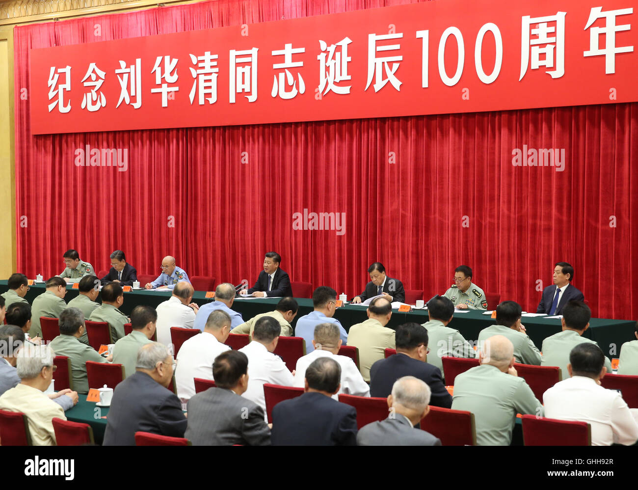Peking, China. 28. Sep, 2016. Chinesischen Staatspräsidenten Xi Jinping (C, hinten) besucht ein Symposium zum Gedenken an den 100. Jahrestag der Geburt von Liu Huaqing, ehemaliger stellvertretender Vorsitzender der zentralen Militärkommission in Peking, Hauptstadt von China, 28. September 2016. © Yao Dawei/Xinhua/Alamy Live-Nachrichten Stockfoto