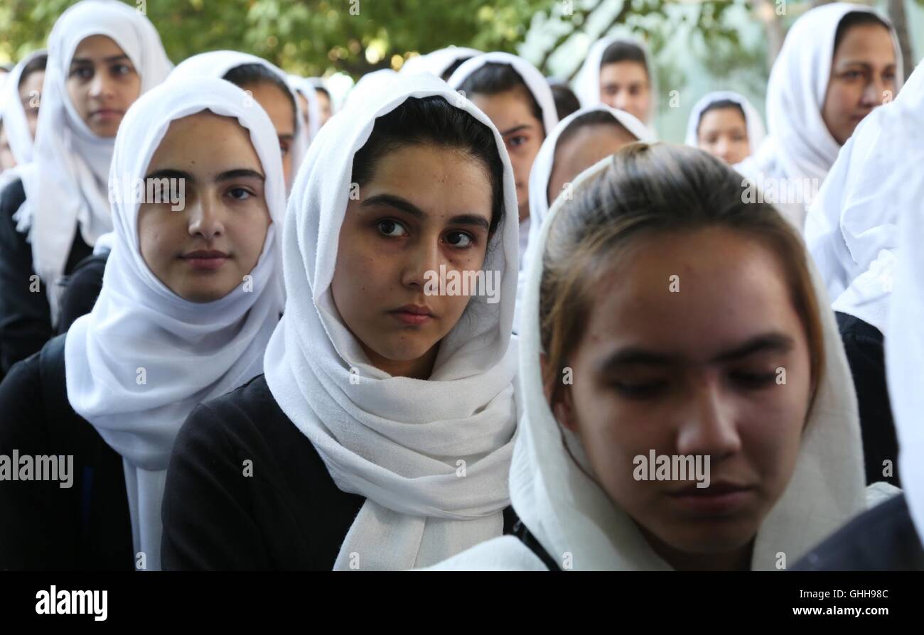 (160928)--KABUL, 28. September 2016 (Xinhua)--Sharbat Gula bereiten Studenten ihre Kurse an Surya High School in Kabul, Afghanistan, am 28. September 2016 gehen. (Xinhua/Rahmat Alizadah) (Yk) Stockfoto