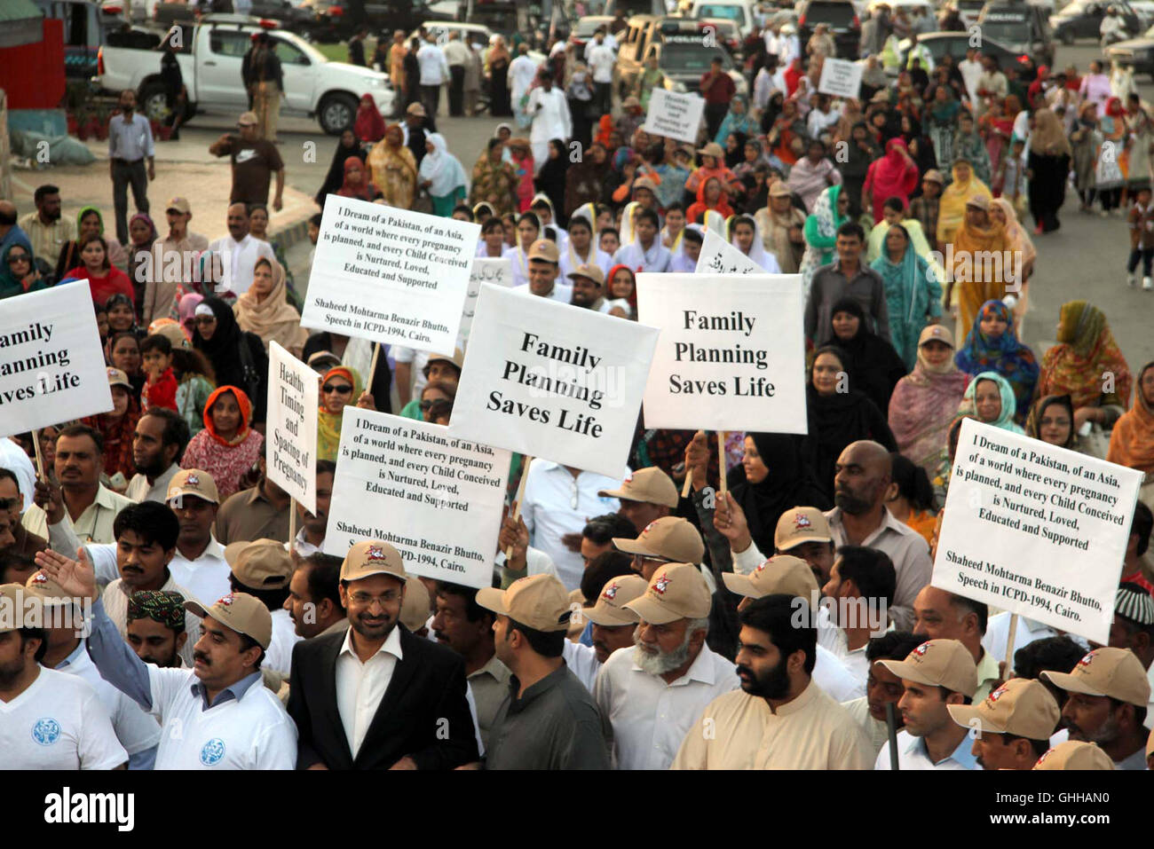 Zivile Gesellschaft, Sanitäter und Familienplanung Angestellten halten eine Kundgebung auf der World Contraception Day, arrangiert von Bevölkerung Wohlfahrt Abteilung Sindh, Durchreise Straße in der Nähe Meerblick in Karachi auf Mittwoch, 28. September 2016. Stockfoto