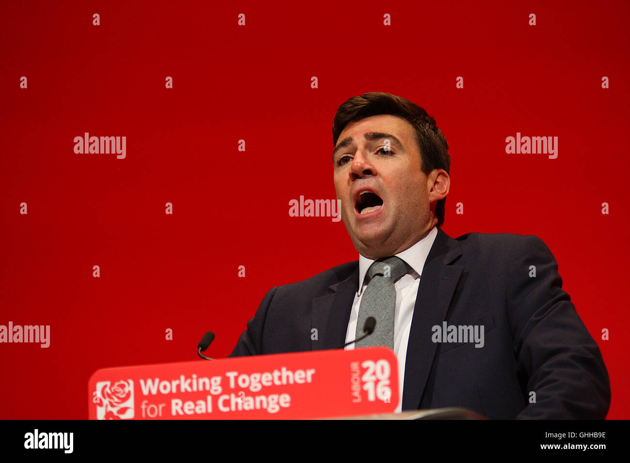 Andy Burnham hält eine Rede bei der Labour-Parteitag in Liverpool 2016 Stockfoto