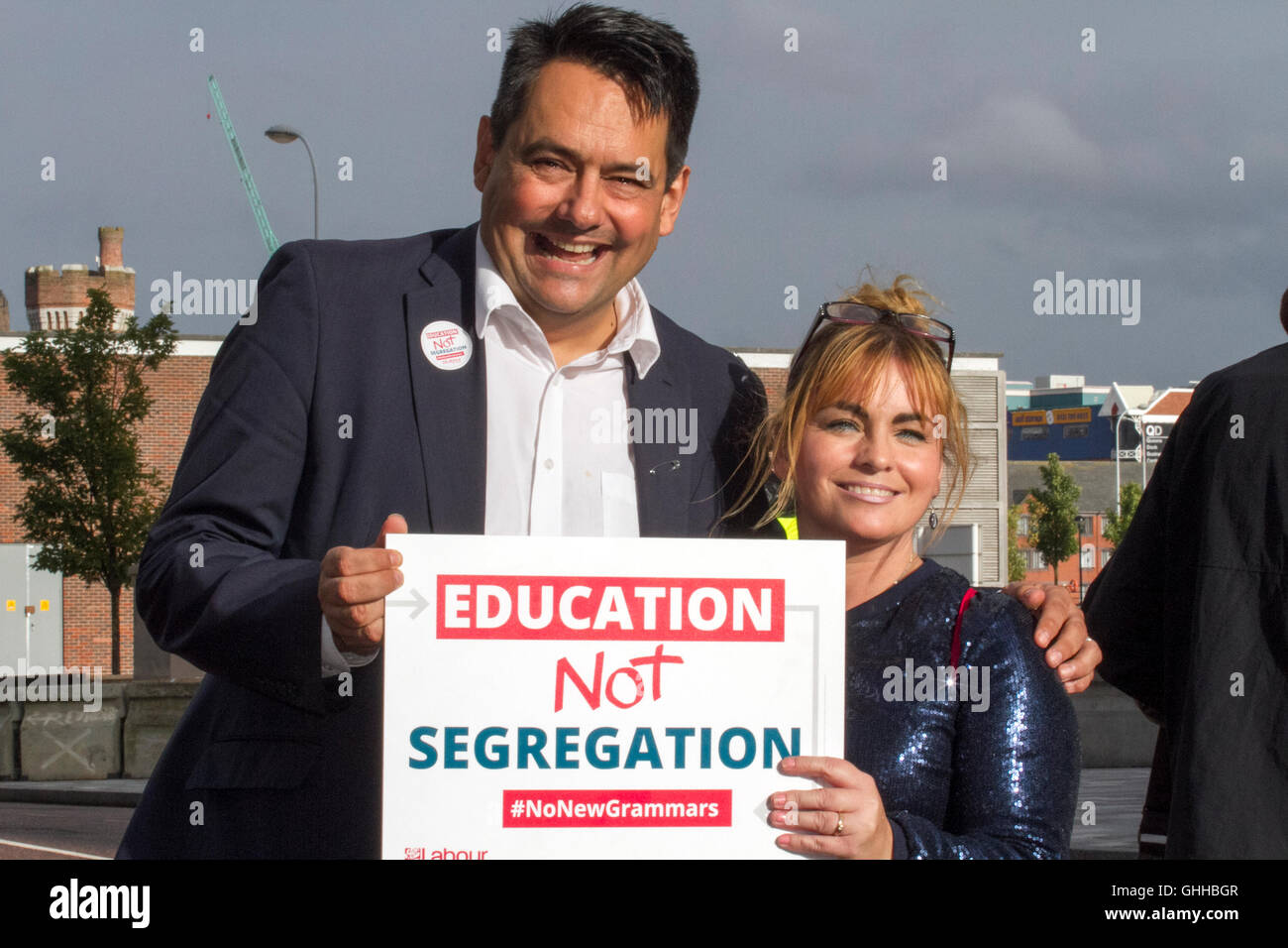 Liverpool, Vereinigtes Königreich. 28. September 2016. Letzte Tag Labour-Parteitag: Stephen Twigg MP ist alle lächelt, als er den Labour-Parteitag verlässt nach dem Anhören Jeremy Corbyns erste Rede als unangefochten an der Spitze.  Stephen Twigg ist ein britischer Labour und kooperative Partei Politiker, der 2010 Mitglied des Parlaments für Liverpool West Derby seit.  Bildnachweis: Cernan Elias/Alamy Live-Nachrichten Stockfoto