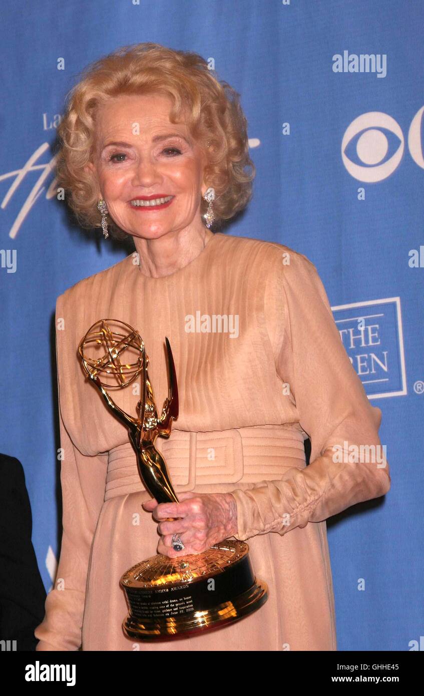Datei. 28. Sep, 2016. AGNES NIXON (10. Dezember 1922 - 28. September 2016) war eine US-amerikanische Schauspielerin, Schriftsteller und Produzent. Sie ist bekannt als der Schöpfer der Seifenopern "All My Children" und "One Life to Live" ist gestorben. Sie war 93. Nixon starb aufgrund von Komplikationen nach der Parkinson-Krankheit und einen Schlaganfall. Im Bild: 27. Juni 2010 - Agnes Nixon.37th Annual Daytime Emmy Awards - drücken Room.Las Las Vegas Hilton, Las Vegas, Nevada (Kredit-Bild: © Ed Geller/Globe Photos/ZUMApress.com) Stockfoto