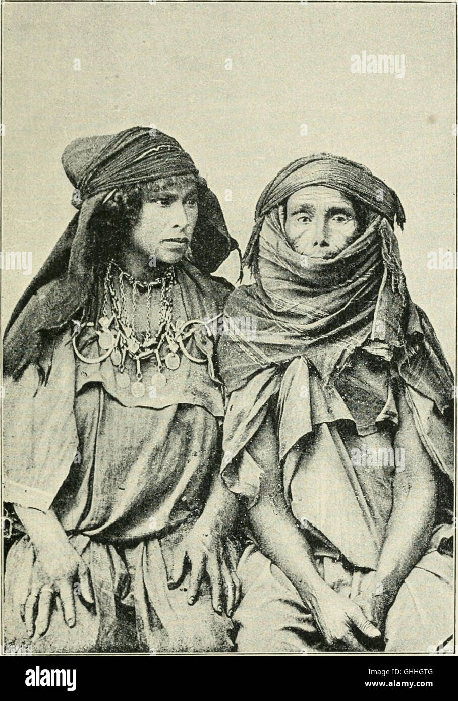 Dieser Bericht von 1898 gibt Einblicke in die Höhlenbewohner Südtunesiens und konzentriert sich auf die Zeit des Autors mit der Khalifa von Matmata, die den Lebensstil und die einzigartige Architektur der Einwohner der Region dokumentiert. Stockfoto