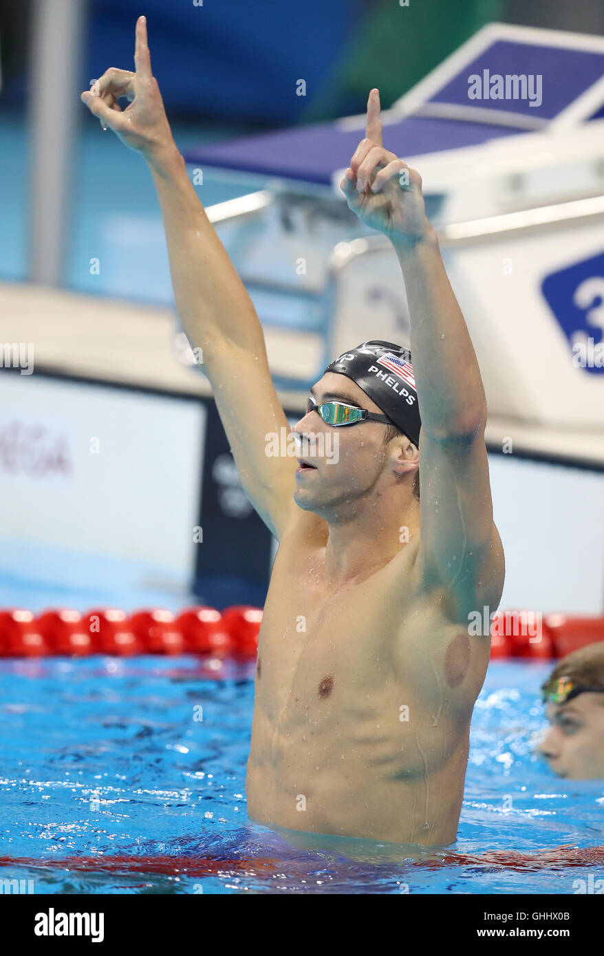 USAS Michael Phelps feiert Sieg der Herren 200 m Schmetterling Finale im Olympiastadion Aquatics am vierten Tag der Olympischen Spiele in Rio, Brasilien. Stockfoto