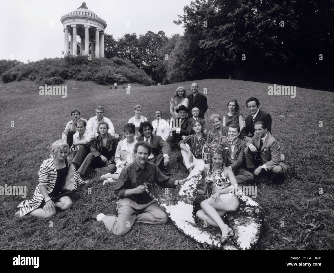 Der Regisseur Und Standardwerk Edgar Reitz Mit Seinen Schauspielern (Gruppenbild Auf Einer Wiese Im Englischen Garten in München). Die zweite Heimat: Chronik einer Jugend, Foto: Regisseur Edgar Reitz mit seinen Schauspielern Regie: Edgar Reitz Stockfoto