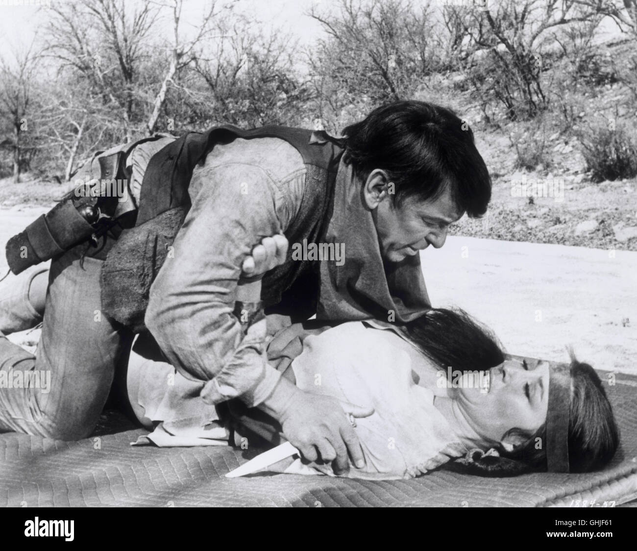 FRANK SINATRA ist überrascht, dass der Inder, der ihn angegriffen wirklich ein Mädchen, MICHELE CAREY ist. Regie: Burt Kennedy aka. Dirty Dingus Magee Stockfoto